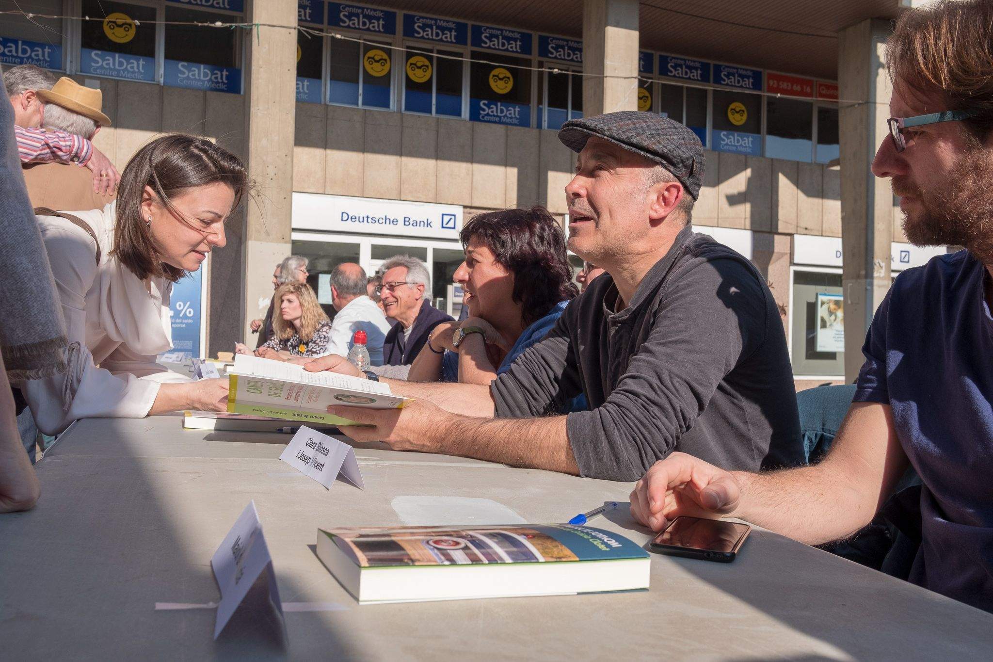 La taula d'escriptors a la plaça dels 4 cantons. FOTO: Ale Gómez.