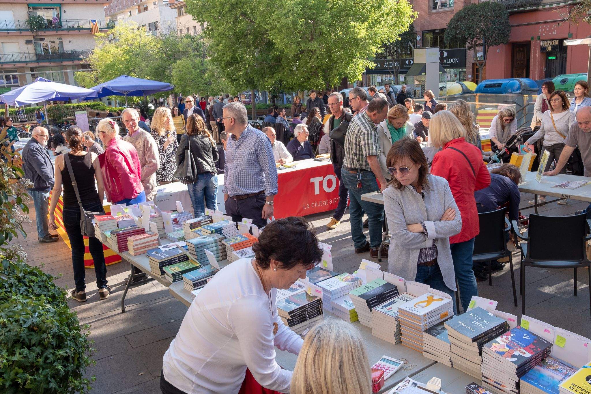 La taula d'escriptors a la plaça dels 4 cantons. FOTO: Ale Gómez.