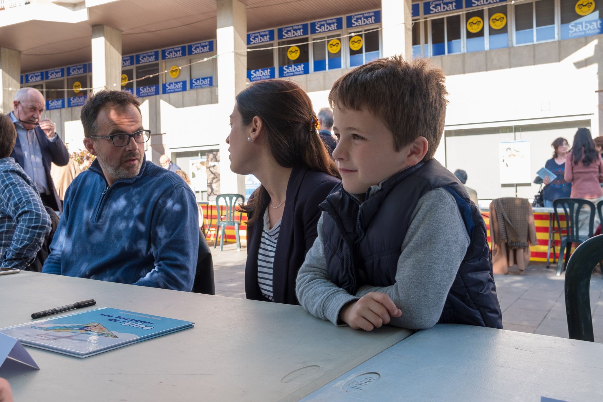 La taula d'escriptors a la plaça dels 4 cantons. FOTO: Ale Gómez.