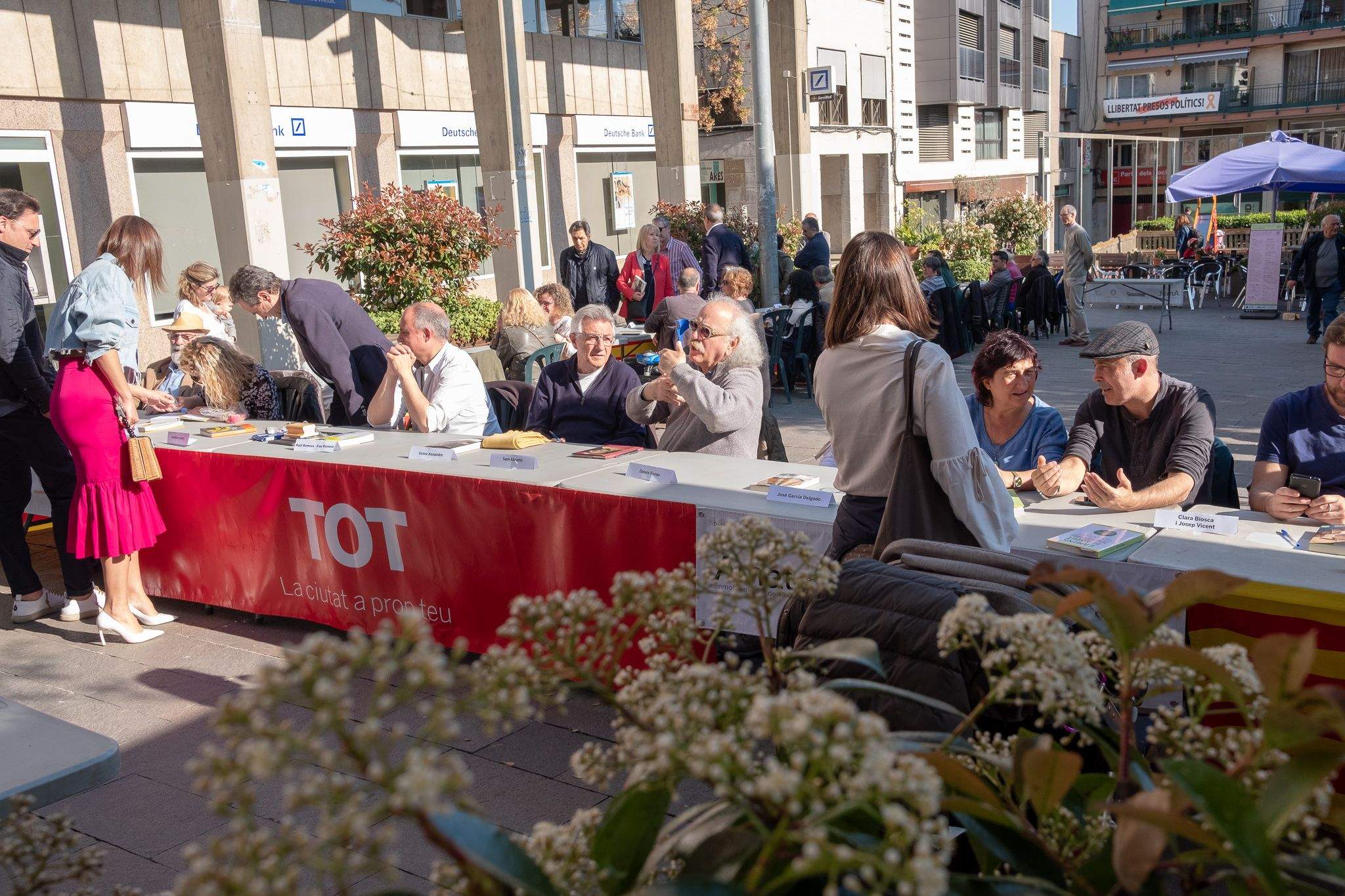 La taula d'escriptors a la plaça dels 4 cantons. FOTO: Ale Gómez.