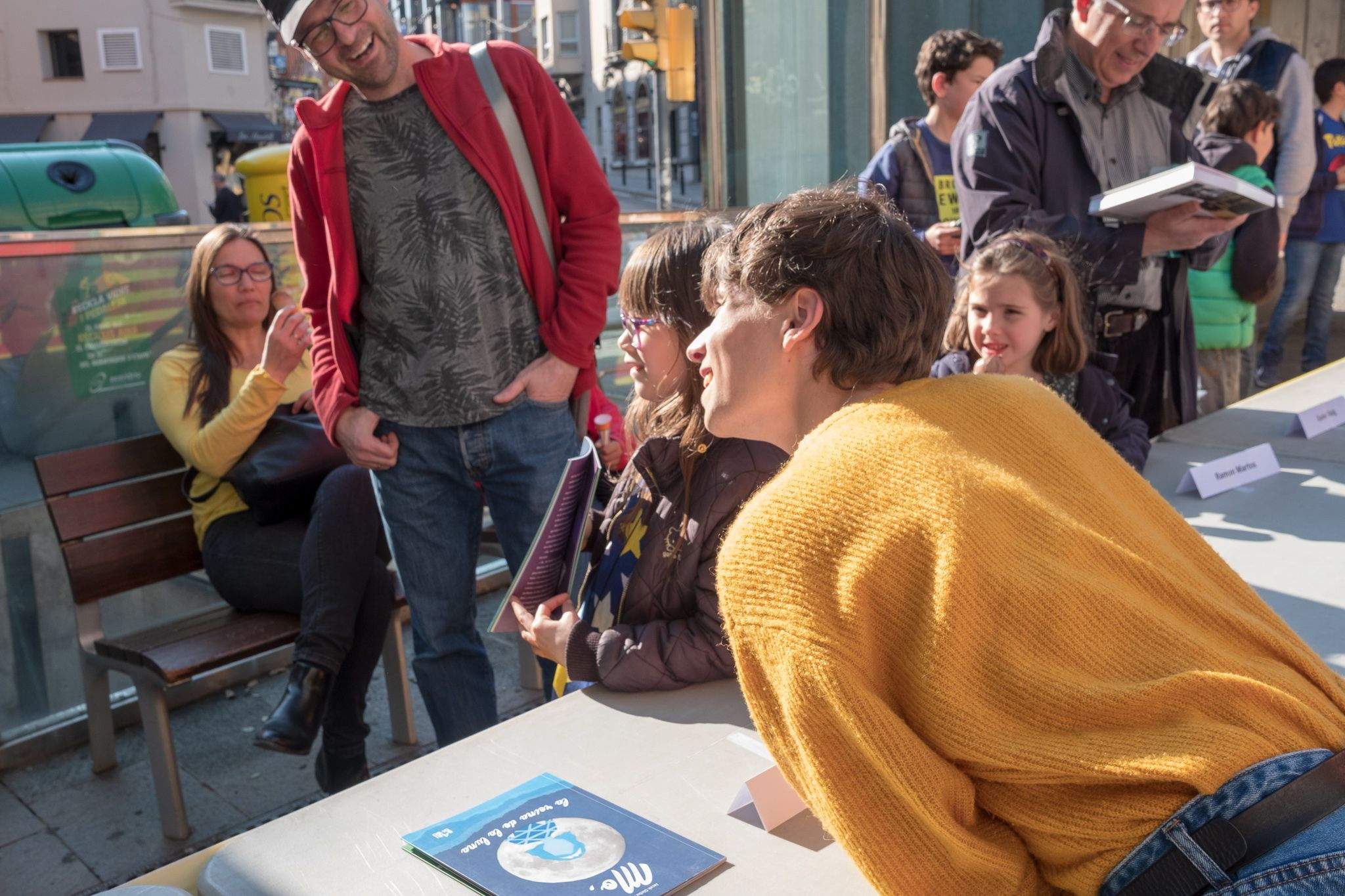 La taula d'escriptors a la plaça dels 4 cantons. FOTO: Ale Gómez.
