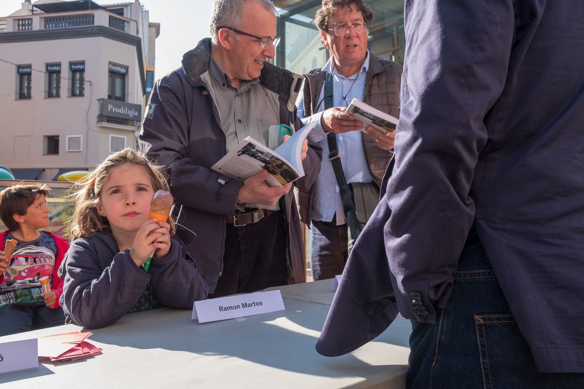 La taula d'escriptors a la plaça dels 4 cantons. FOTO: Ale Gómez.