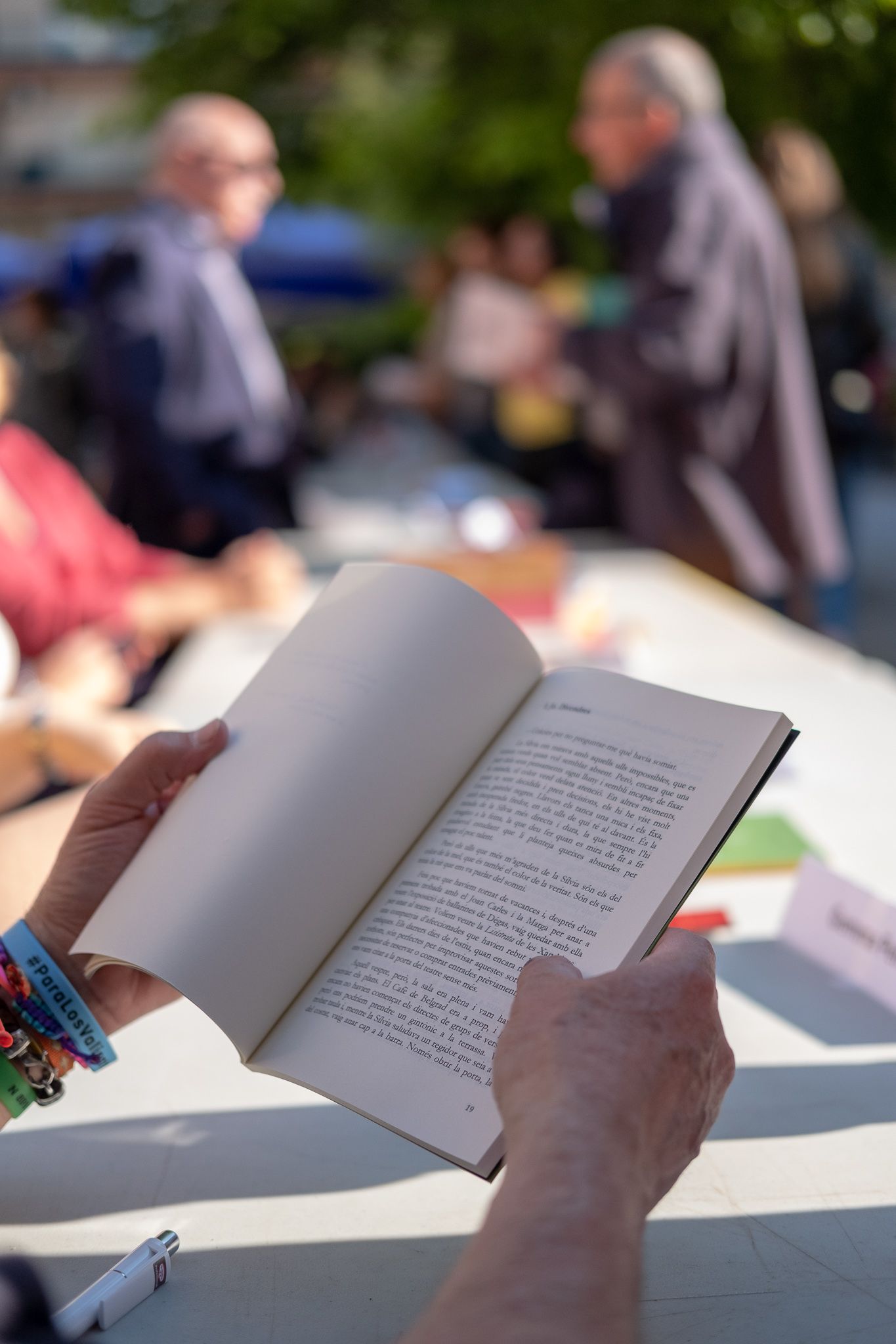 La taula d'escriptors a la plaça dels 4 cantons. FOTO: Ale Gómez.