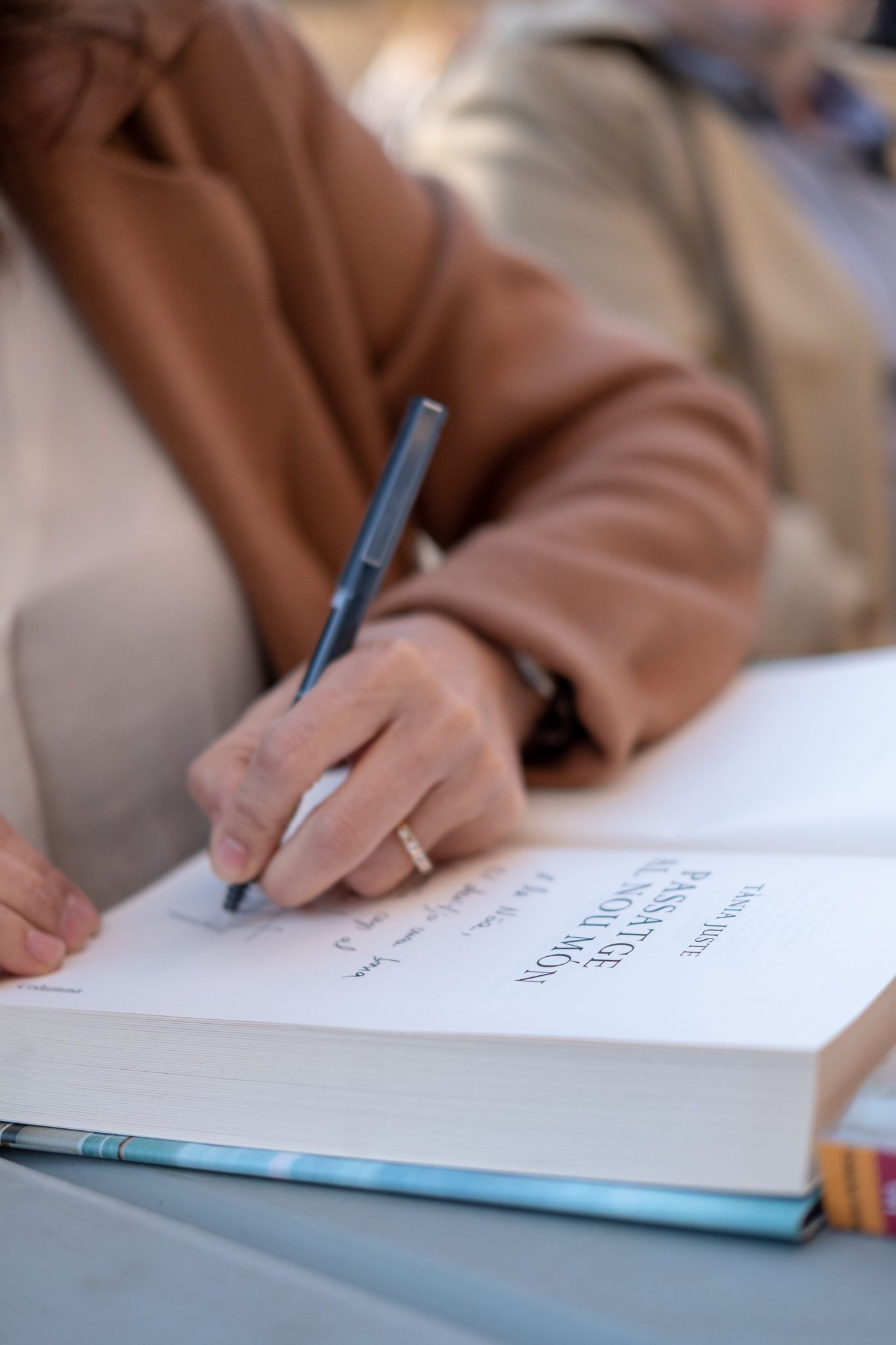 La taula d'escriptors a la plaça dels 4 cantons. FOTO: Ale Gómez.