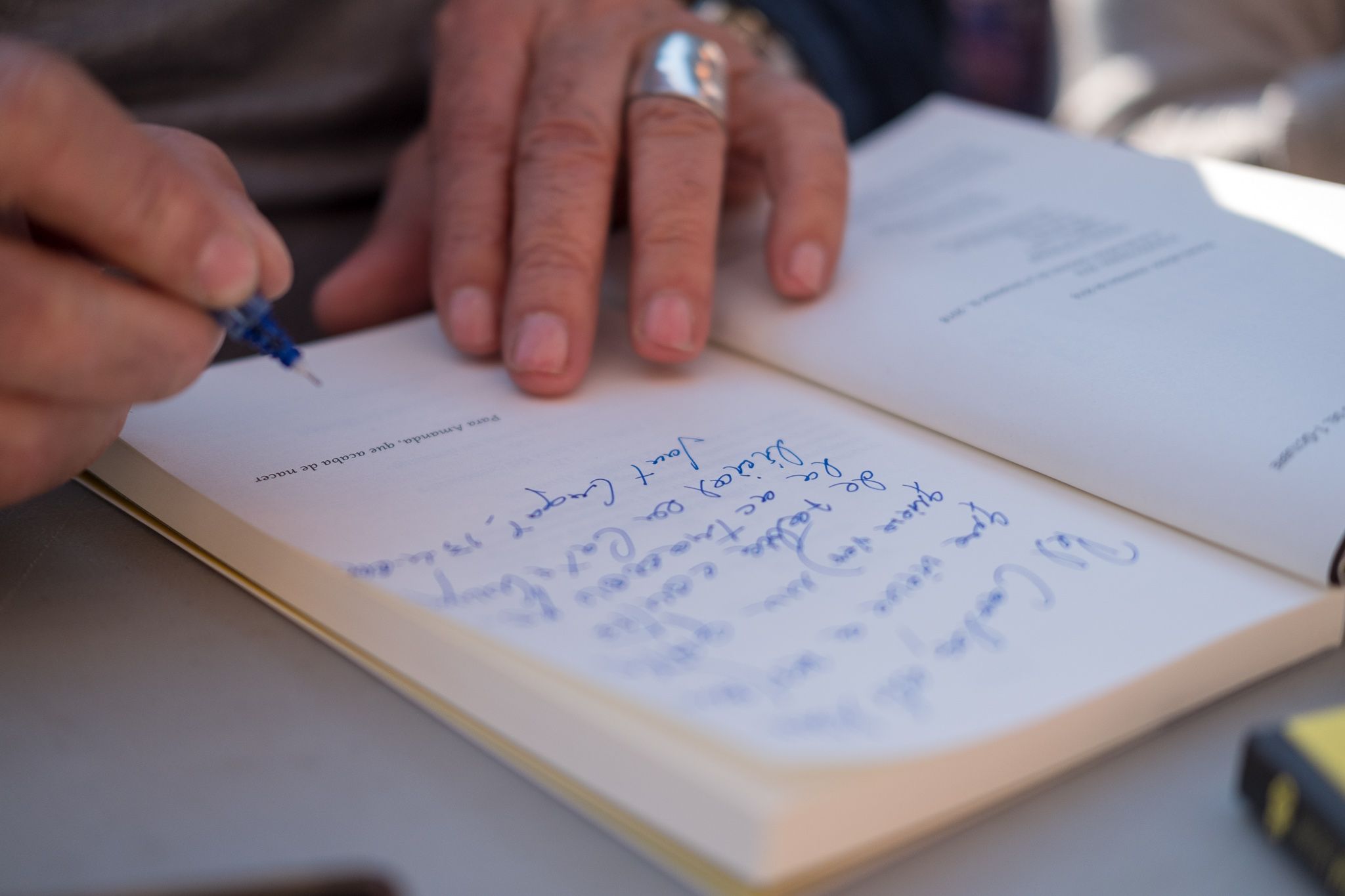 La taula d'escriptors a la plaça dels 4 cantons. FOTO: Ale Gómez.