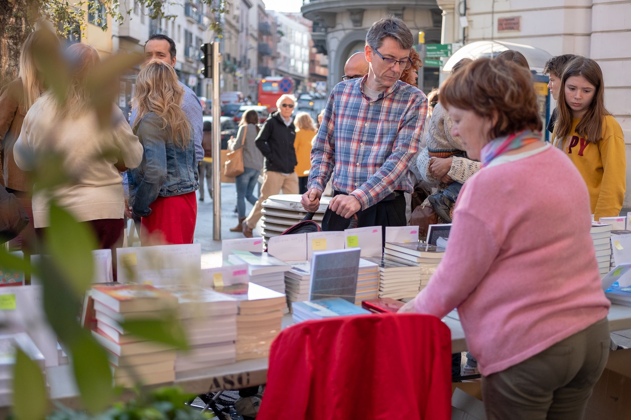 La taula d'escriptors a la plaça dels 4 cantons. FOTO: Ale Gómez.