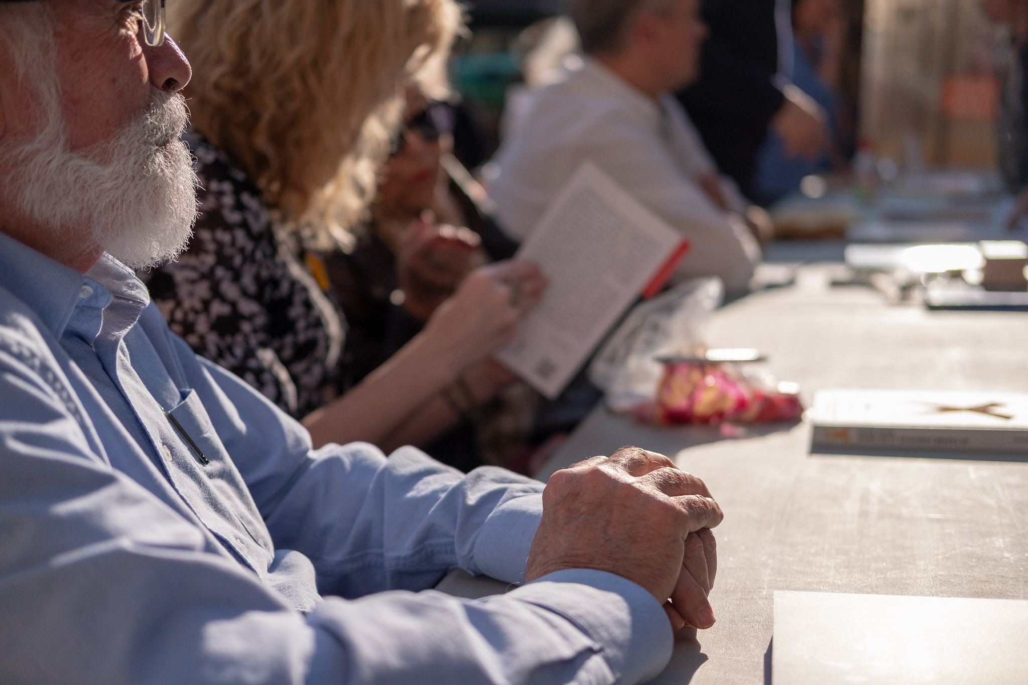 La taula d'escriptors a la plaça dels 4 cantons. FOTO: Ale Gómez.