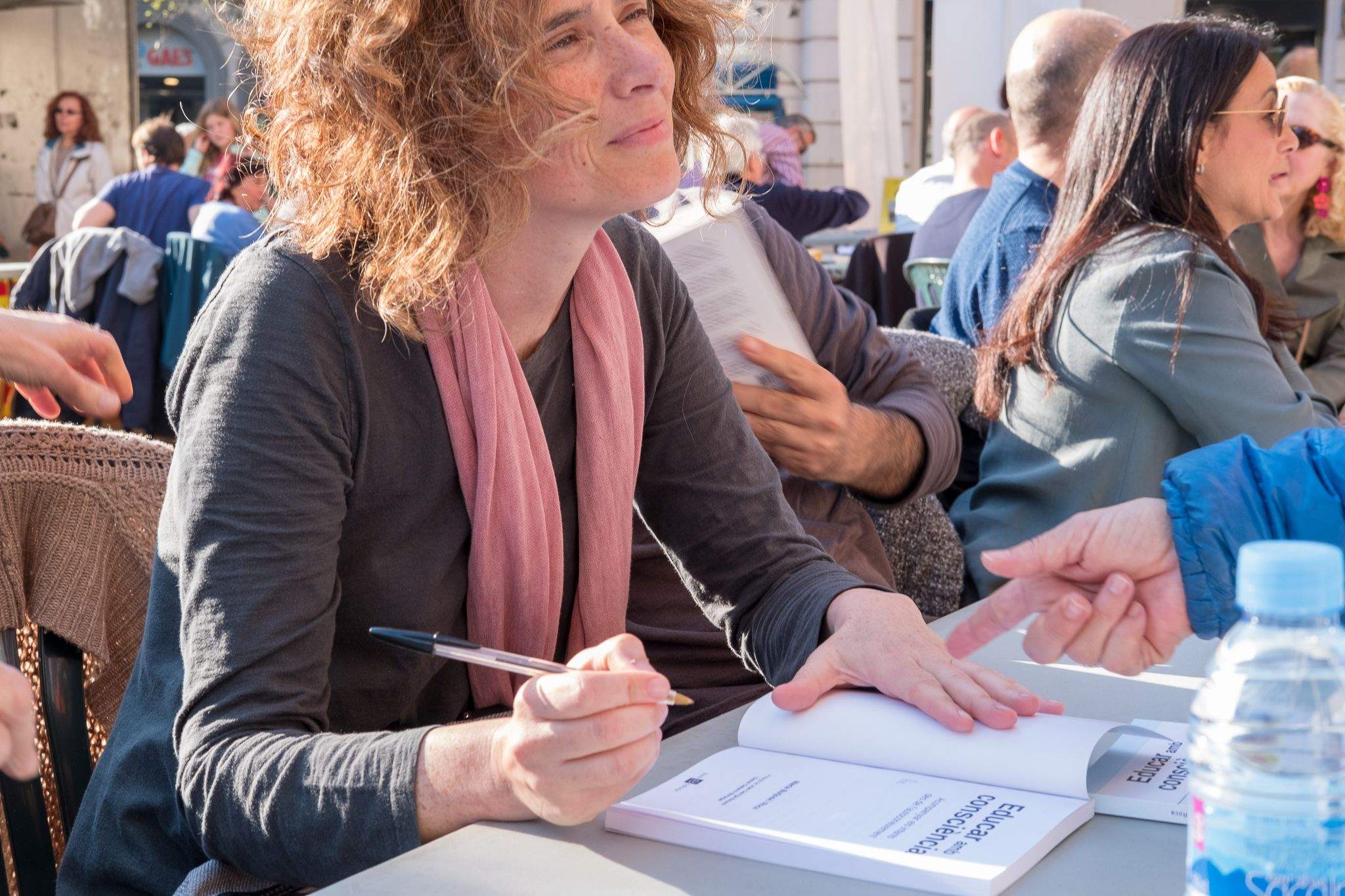 La taula d'escriptors a la plaça dels 4 cantons. FOTO: Ale Gómez.