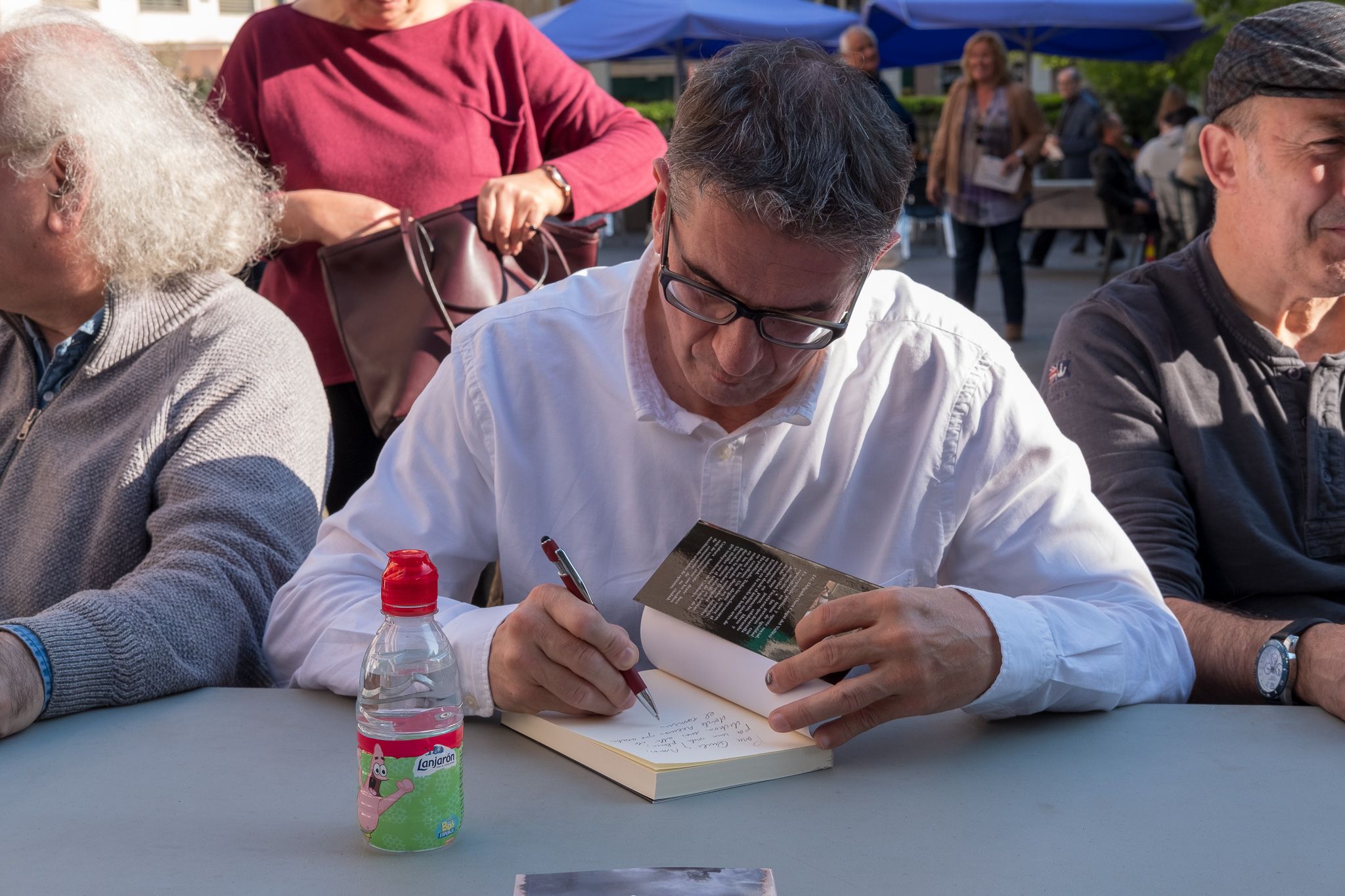 La taula d'escriptors a la plaça dels 4 cantons. FOTO: Ale Gómez.