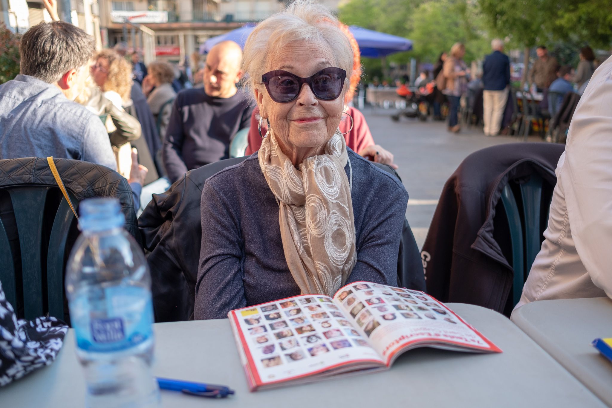 La taula d'escriptors a la plaça dels 4 cantons. FOTO: Ale Gómez.