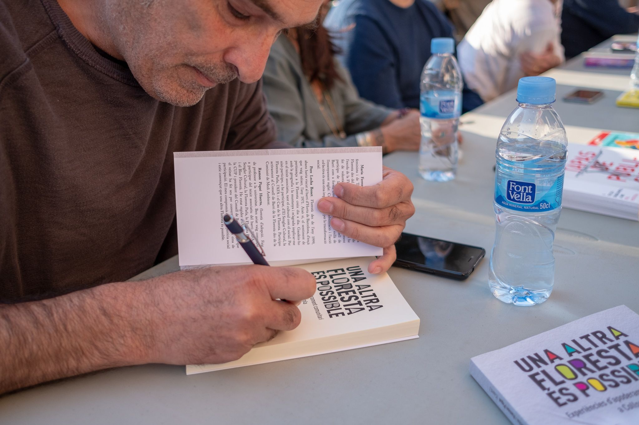 La taula d'escriptors a la plaça dels 4 cantons. FOTO: Ale Gómez.
