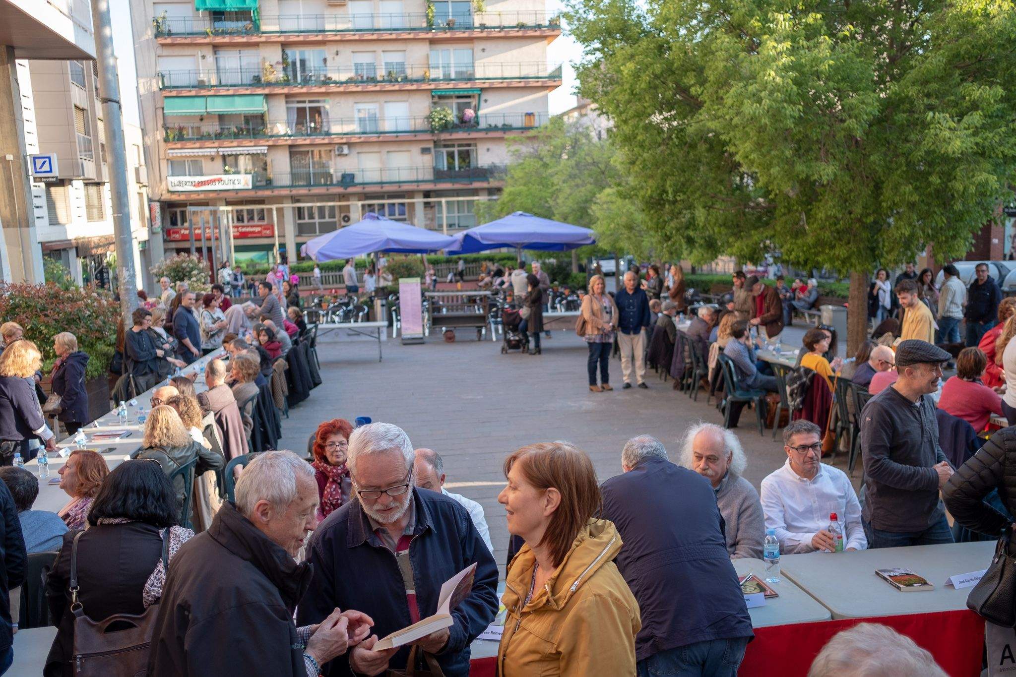 La taula d'escriptors a la plaça dels 4 cantons. FOTO: Ale Gómez.