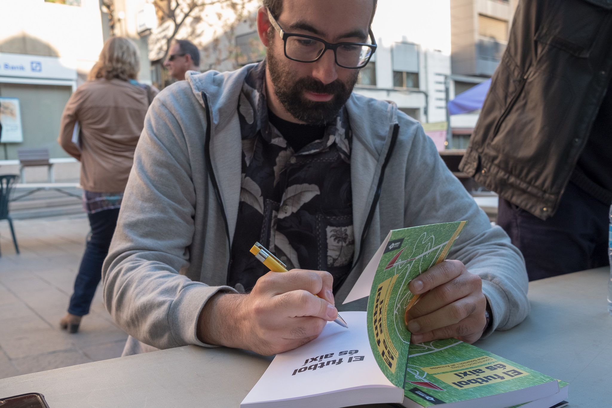 La taula d'escriptors a la plaça dels 4 cantons. FOTO: Ale Gómez.