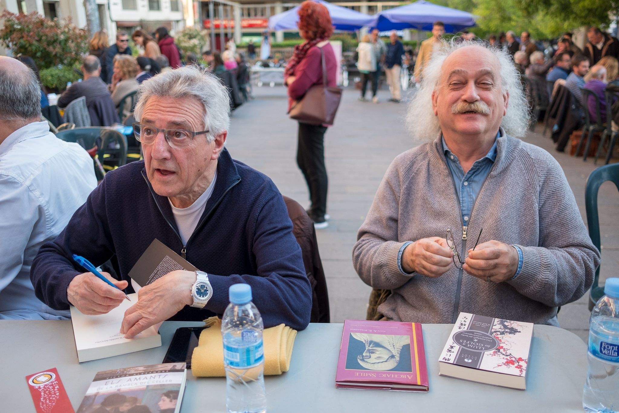 La taula d'escriptors a la plaça dels 4 cantons. FOTO: Ale Gómez.
