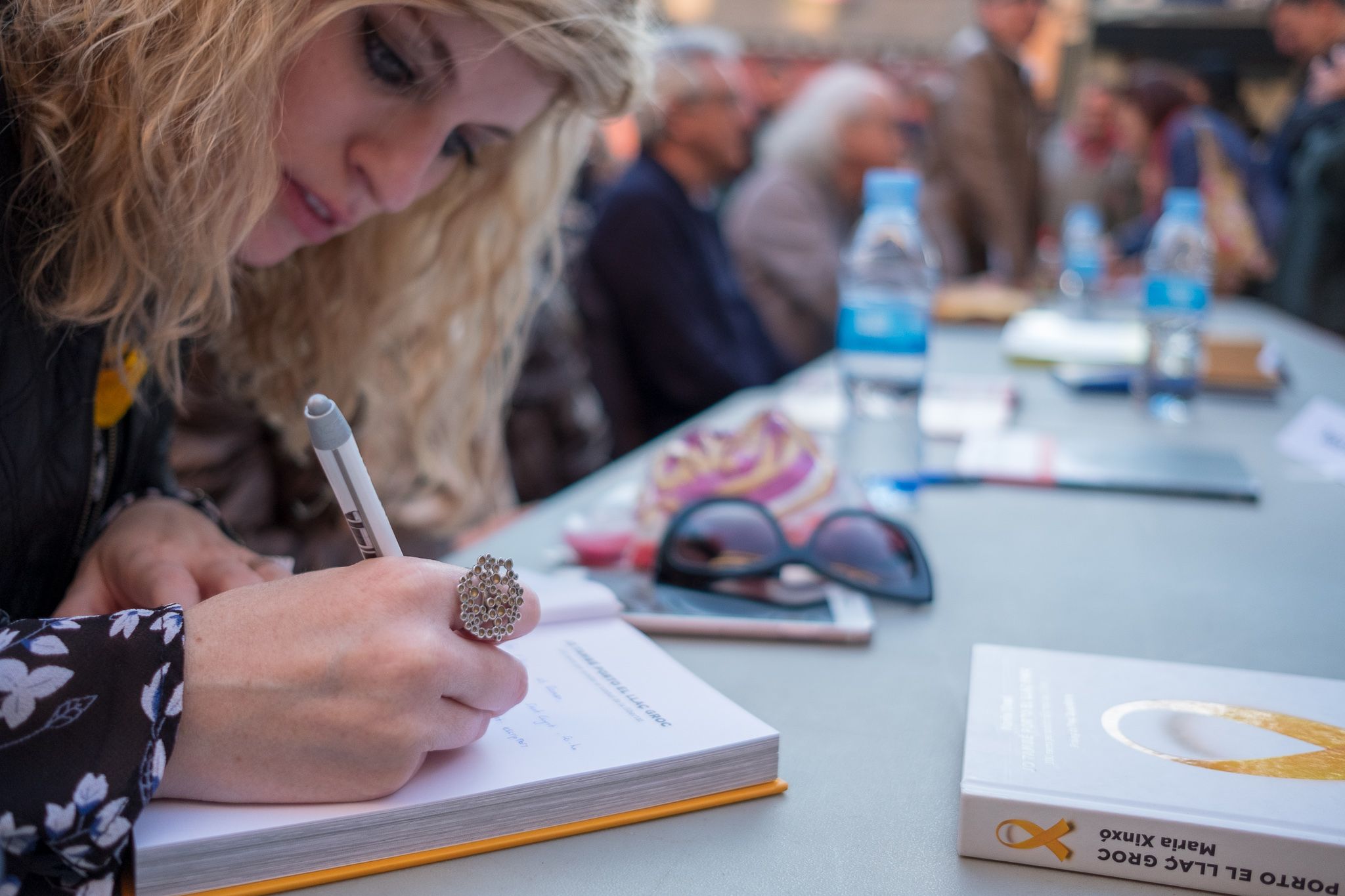 La taula d'escriptors a la plaça dels 4 cantons. FOTO: Ale Gómez.