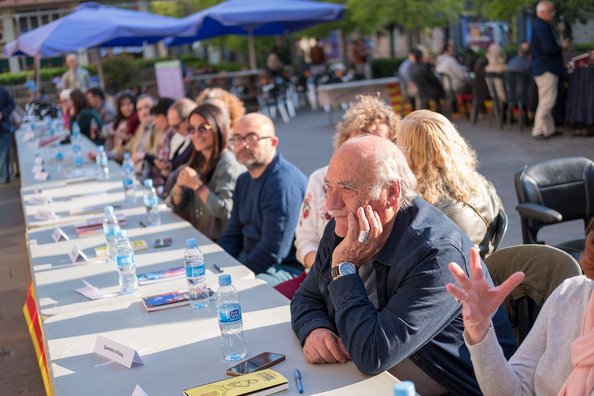 La taula d'escriptors a la plaça 4 cantons. FOTO: Ale Gómez.