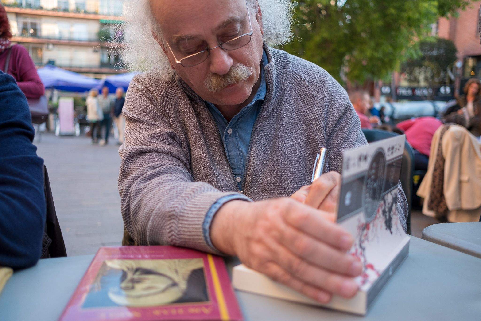 Sam Abrams va participar de la Taula d'escriptors locals del TOT per Sant Jordi. FOTO: Ale Gómez.
