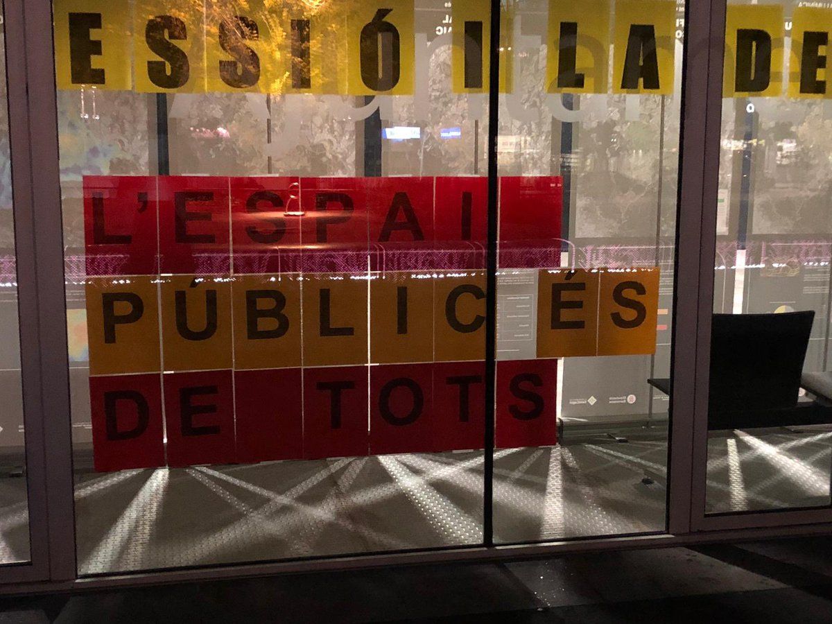 Els papers col·locats per Benejam formen la bandera d'Espanya. FOTO: Cedida