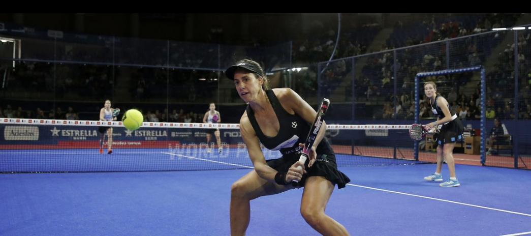 Marta Marrero a punt de retornar la pilota durant un partit. FOTO: World Padel Tour