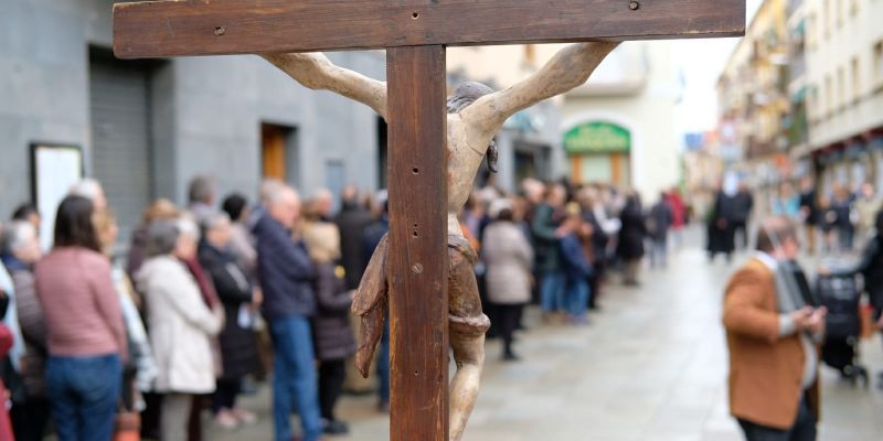 El Via Crucis ha recorregut els carrers del centre de Sant Cugat. FOTO: Àlex Gómez