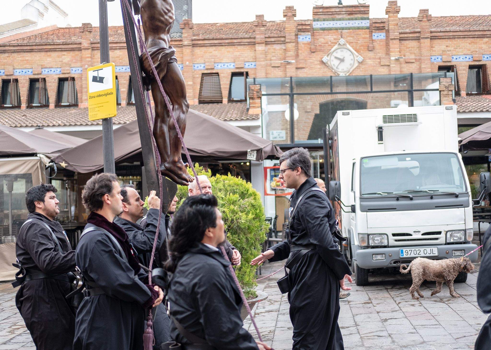 El Via Crucis ha desfilat pel centre de Sant Cugat. FOTO: Alex Gómez