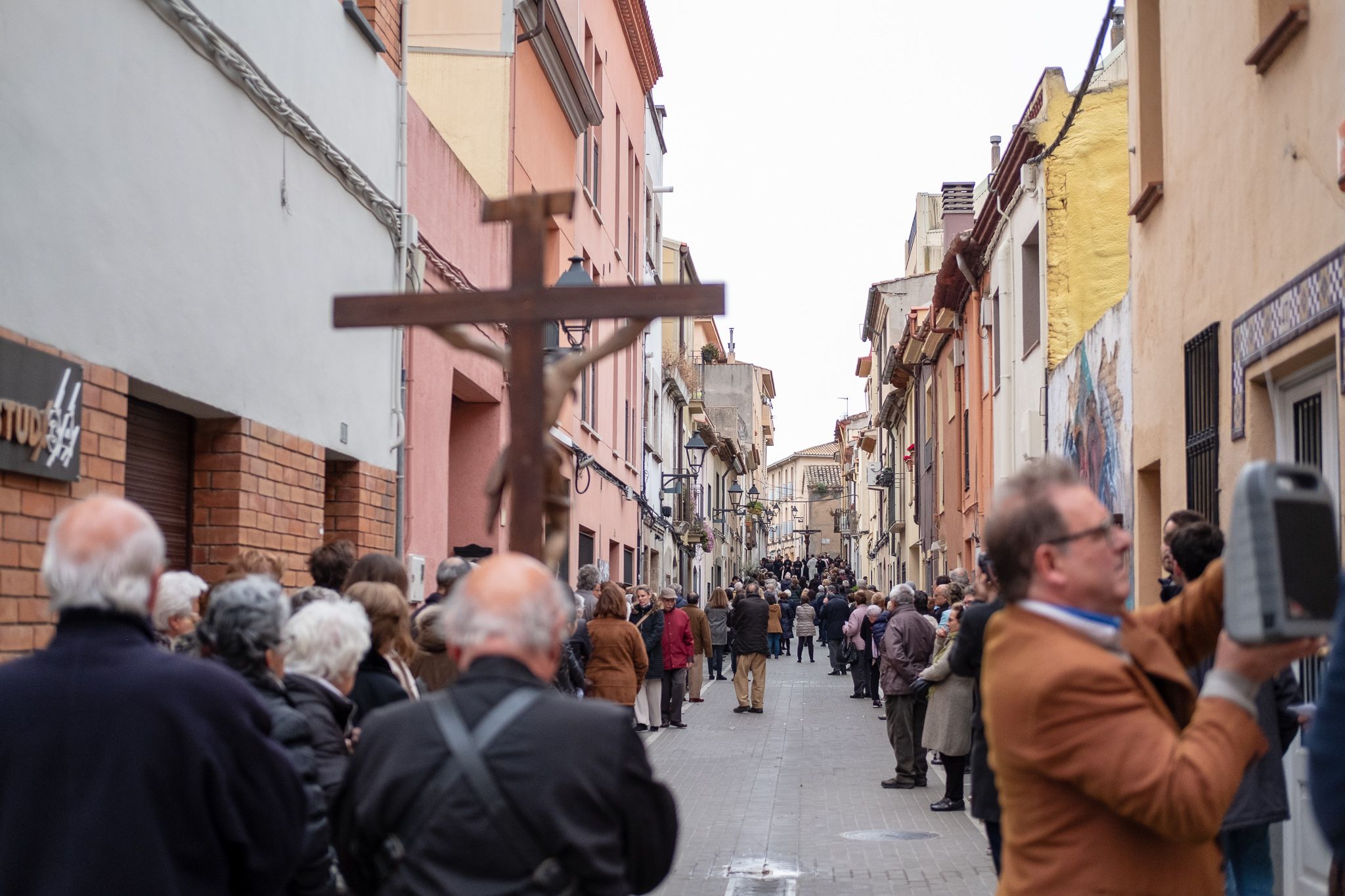 El Via Crucis ha desfilat pel centre de Sant Cugat. FOTO: Alex Gómez