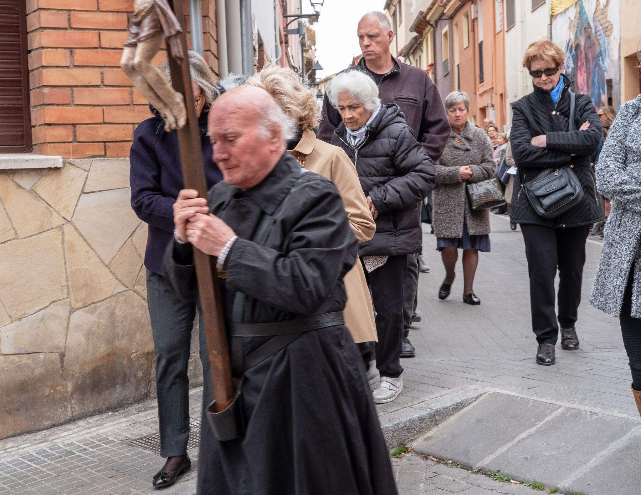El Via Crucis ha desfilat pel centre de Sant Cugat. FOTO: Alex Gómez