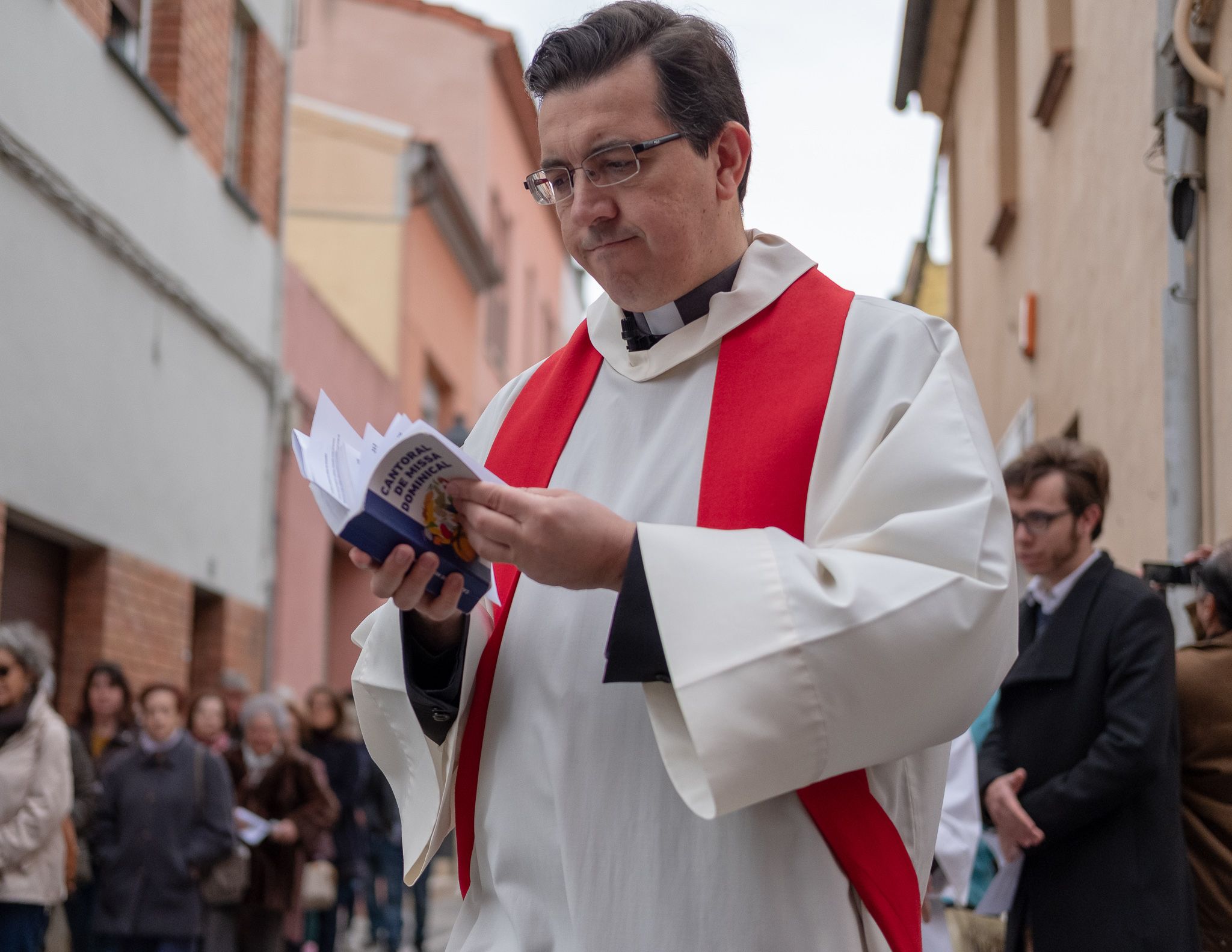 El Via Crucis ha desfilat pel centre de Sant Cugat. FOTO: Alex Gómez