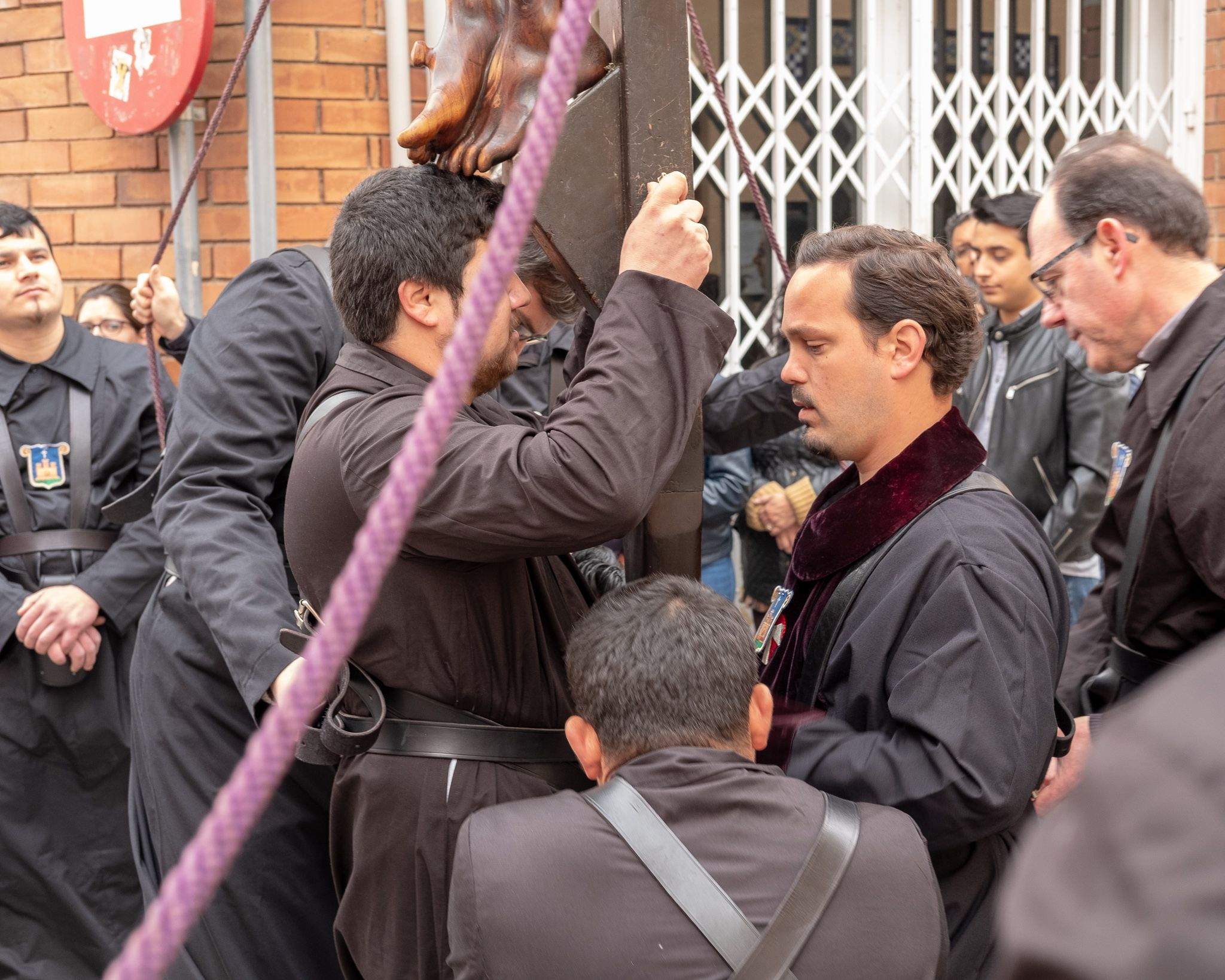 El Via Crucis ha desfilat pel centre de Sant Cugat. FOTO: Alex Gómez