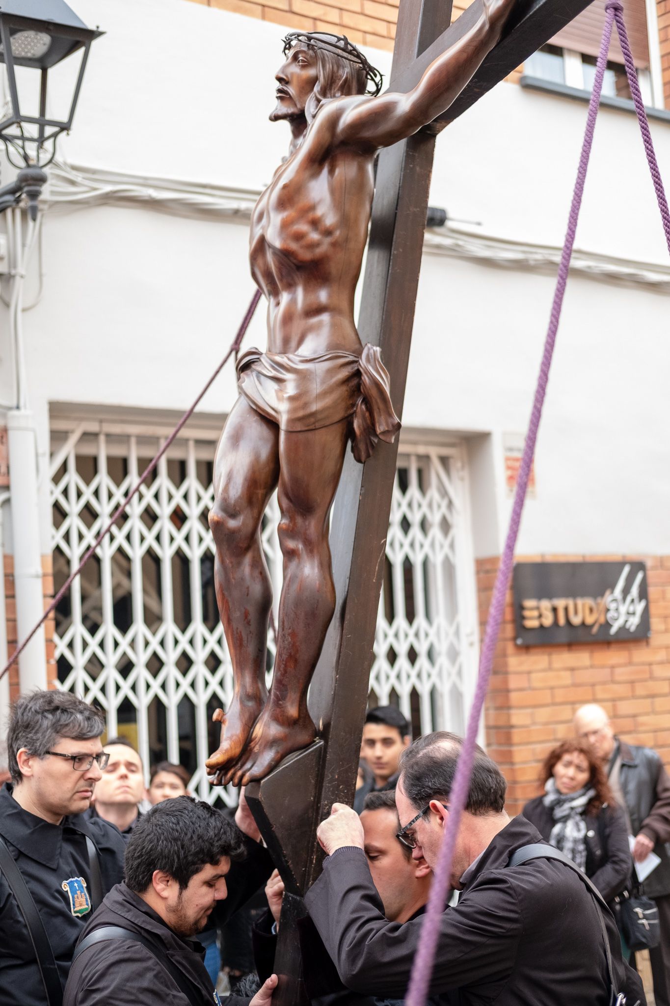 El Via Crucis ha desfilat pel centre de Sant Cugat. FOTO: Alex Gómez