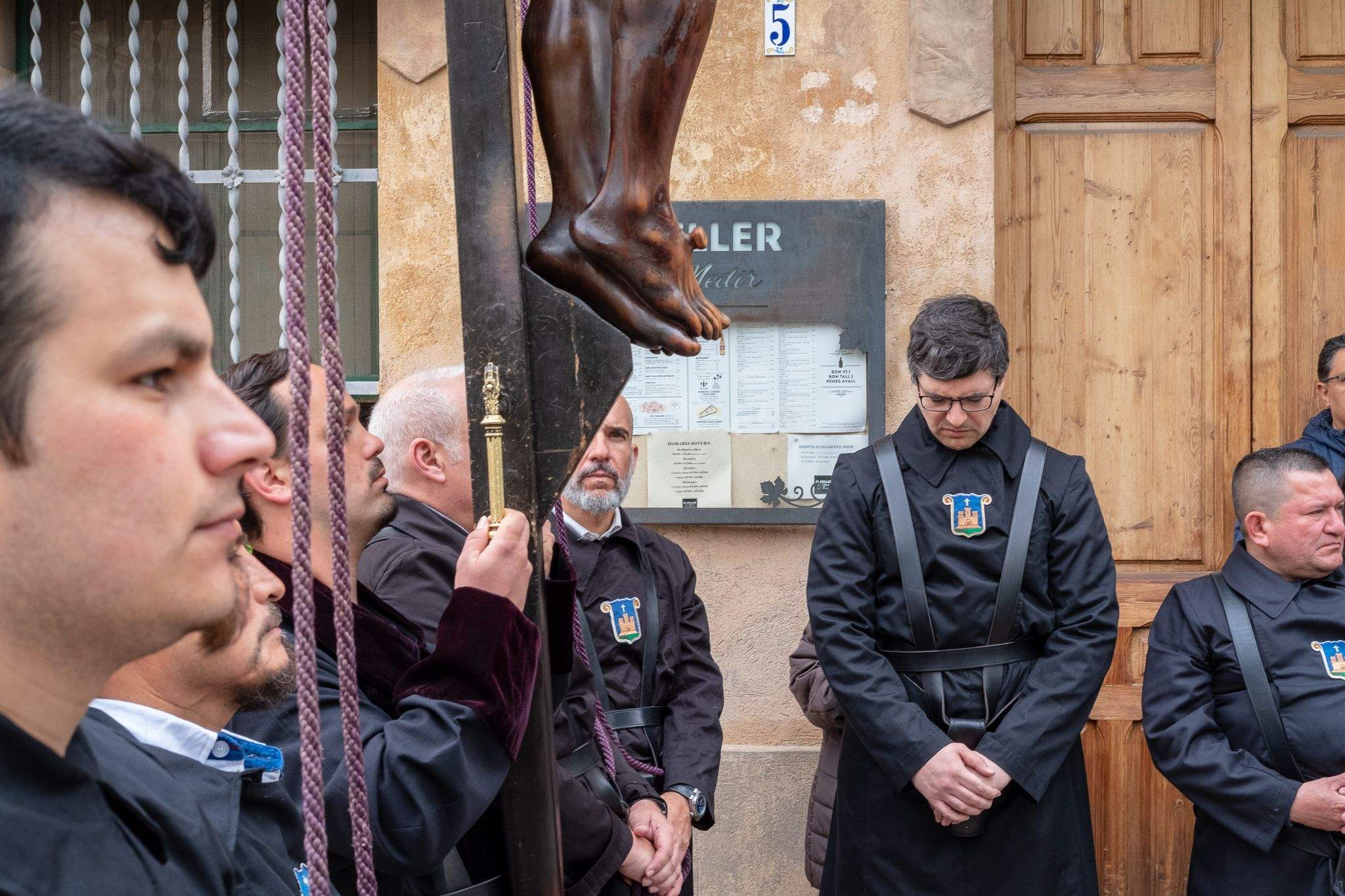 El Via Crucis ha desfilat pel centre de Sant Cugat. FOTO: Alex Gómez