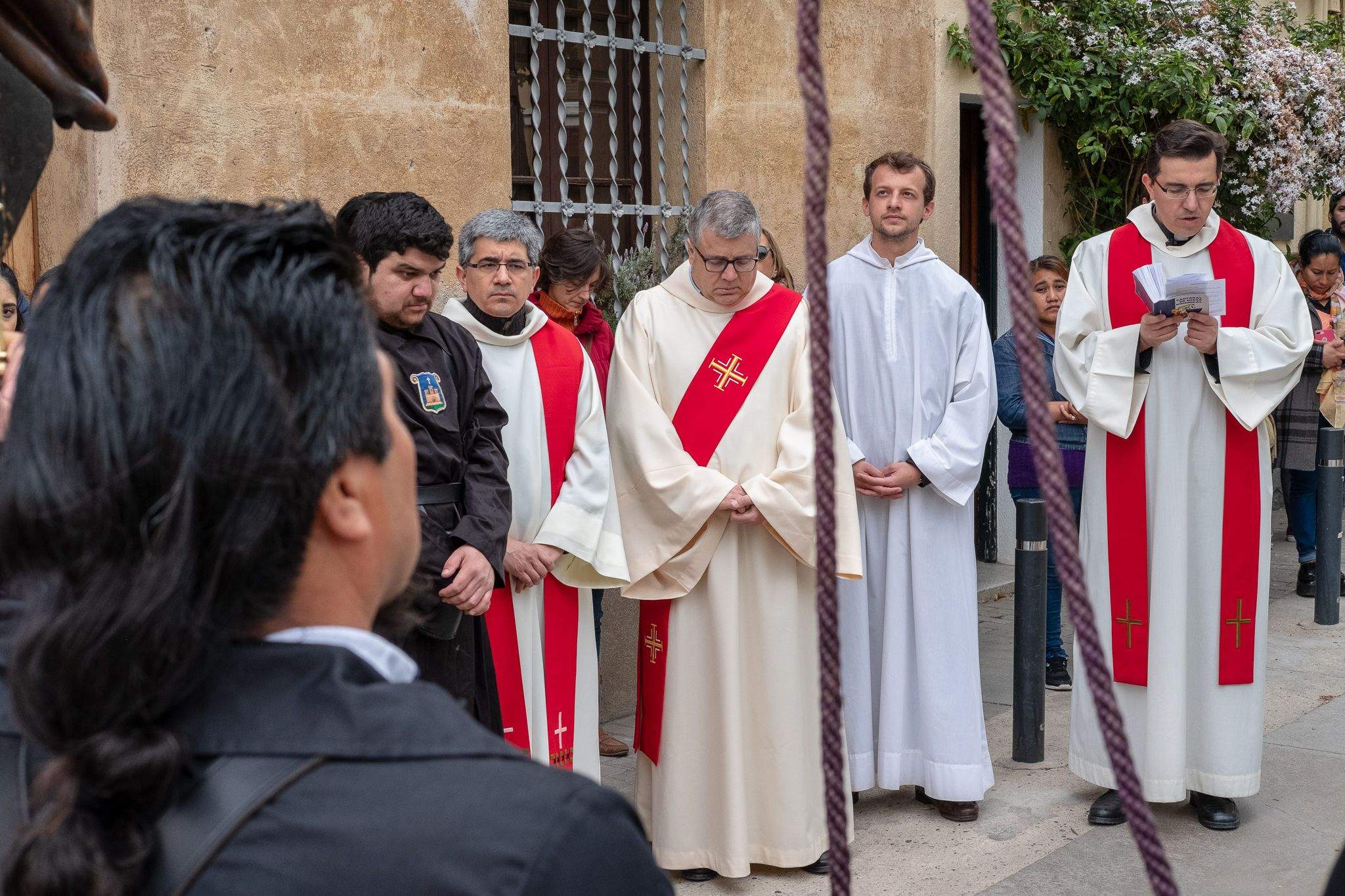 El Via Crucis ha desfilat pel centre de Sant Cugat. FOTO: Alex Gómez