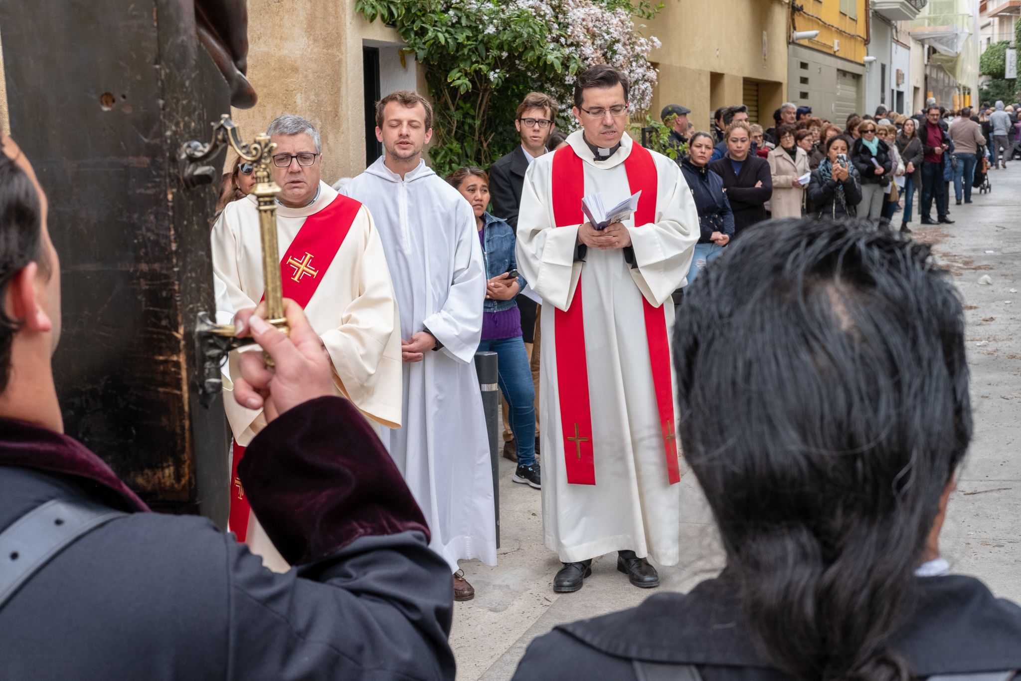 El Via Crucis ha desfilat pel centre de Sant Cugat. FOTO: Alex Gómez