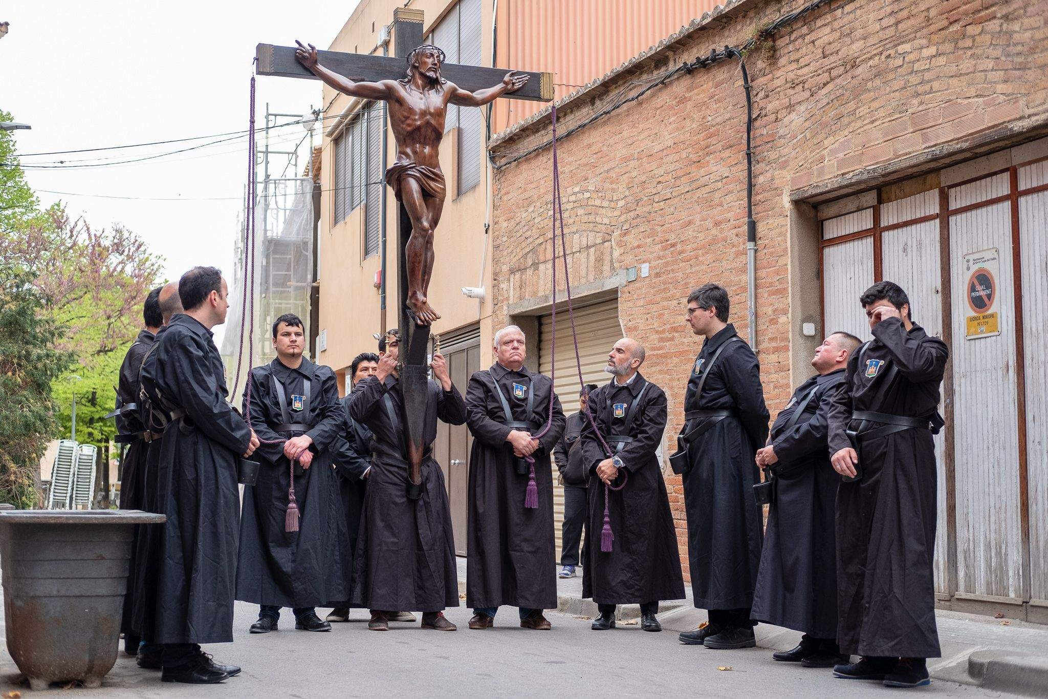 El Via Crucis ha desfilat pel centre de Sant Cugat. FOTO: Alex Gómez