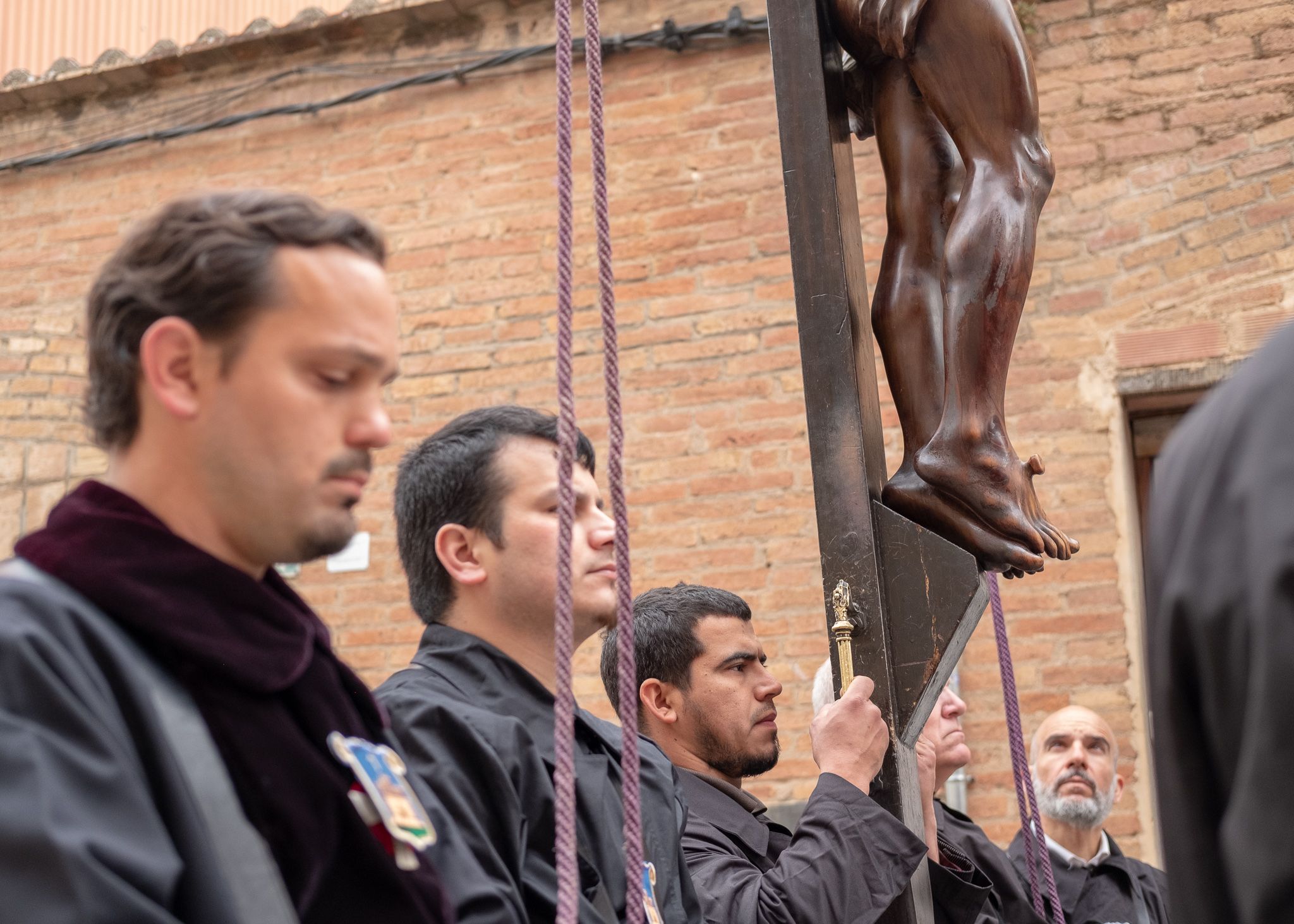 El Via Crucis ha desfilat pel centre de Sant Cugat. FOTO: Alex Gómez