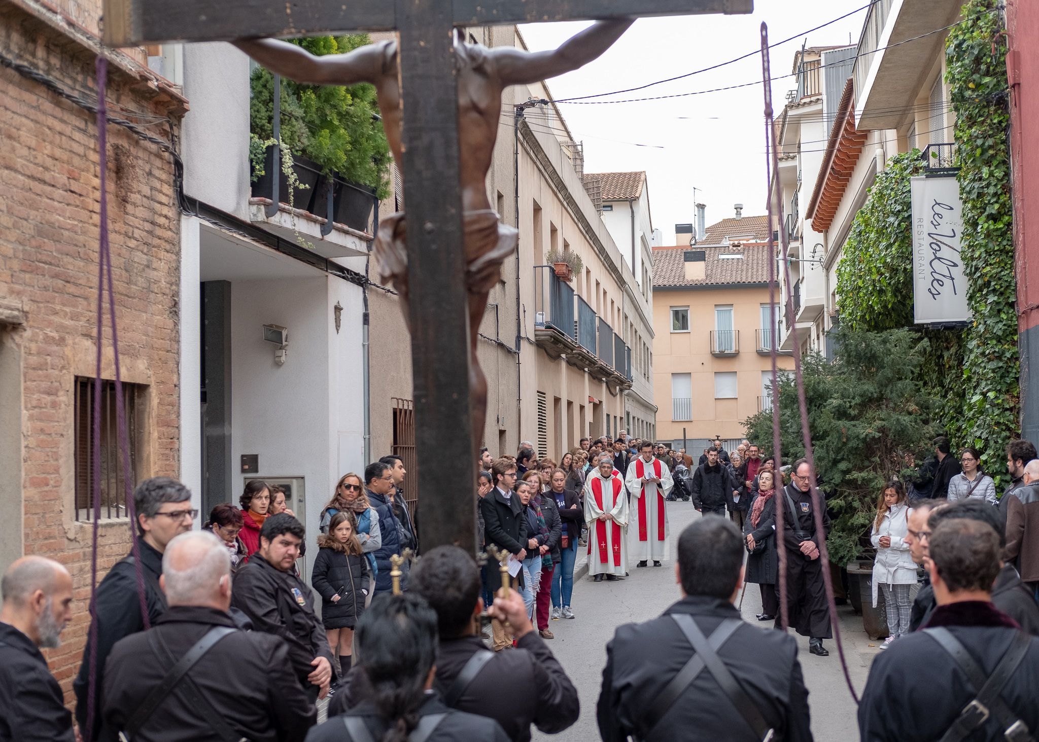 El Via Crucis ha desfilat pel centre de Sant Cugat. FOTO: Alex Gómez