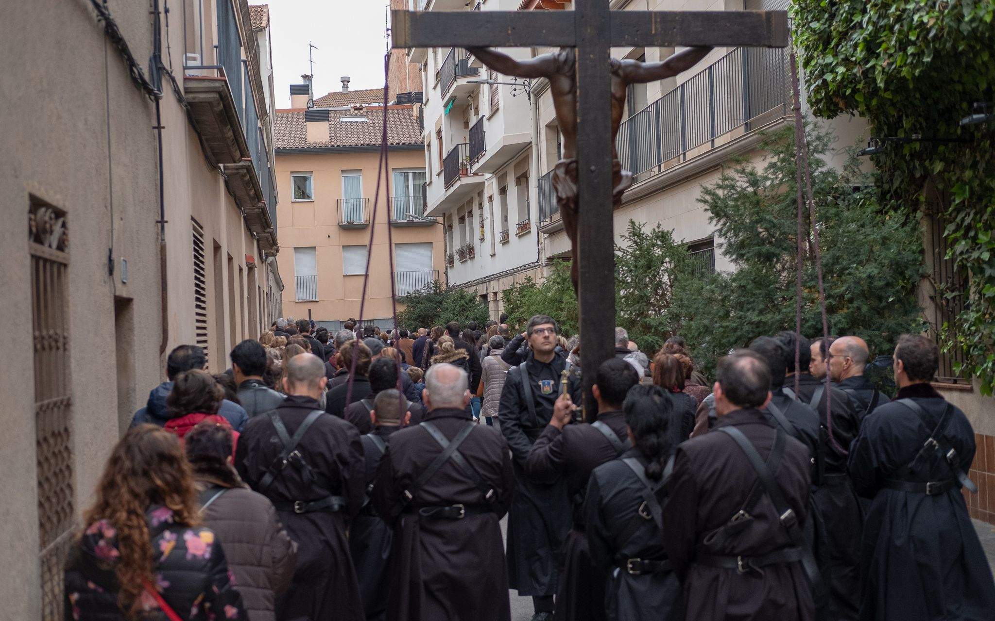 El Via Crucis ha desfilat pel centre de Sant Cugat. FOTO: Alex Gómez
