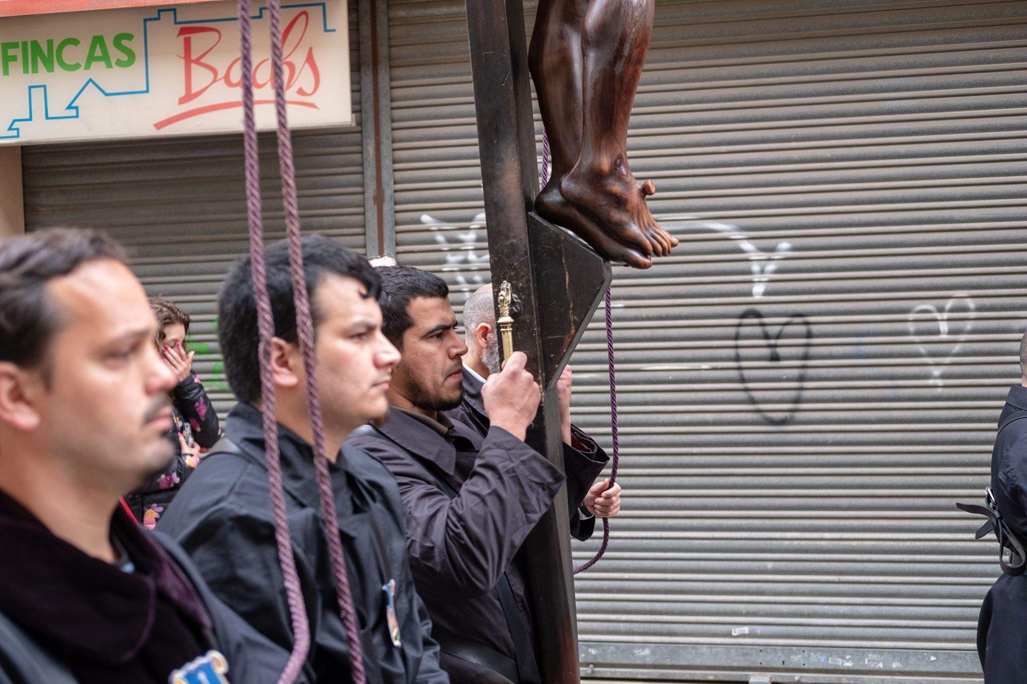 El Via Crucis ha desfilat pel centre de Sant Cugat. FOTO: Alex Gómez