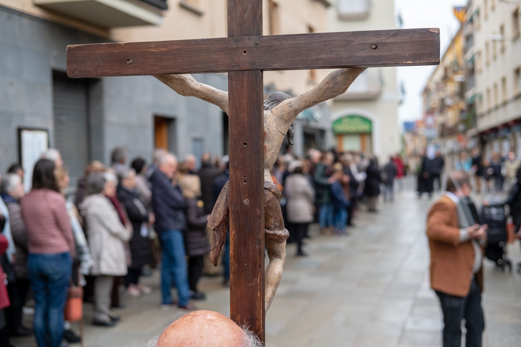 El Via Crucis ha desfilat pel centre de Sant Cugat. FOTO: Alex Gómez