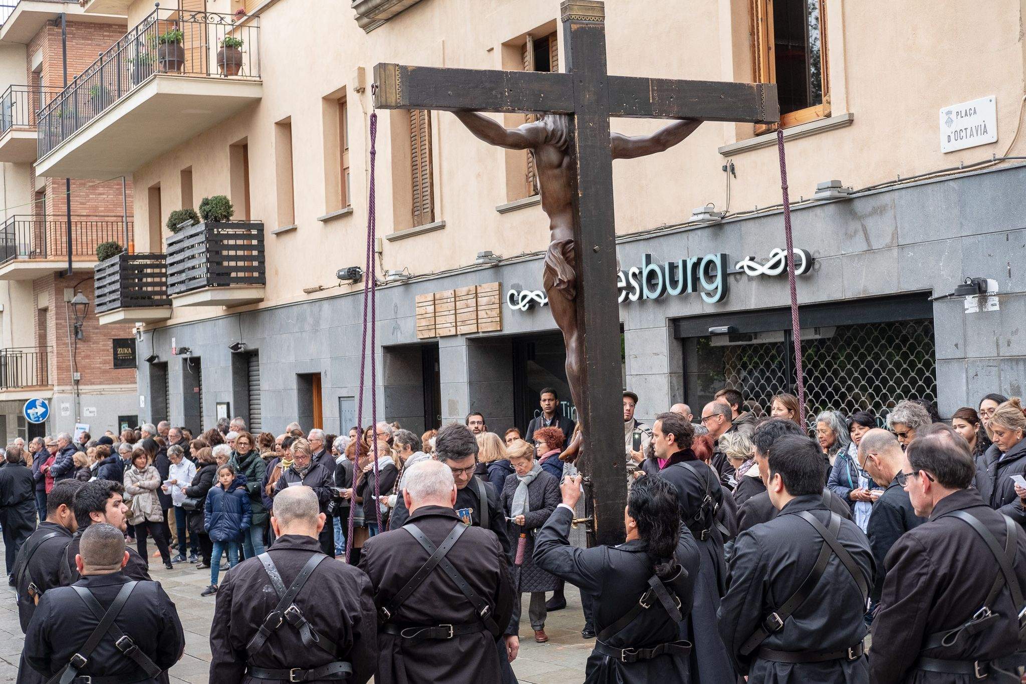 El Via Crucis ha desfilat pel centre de Sant Cugat. FOTO: Alex Gómez