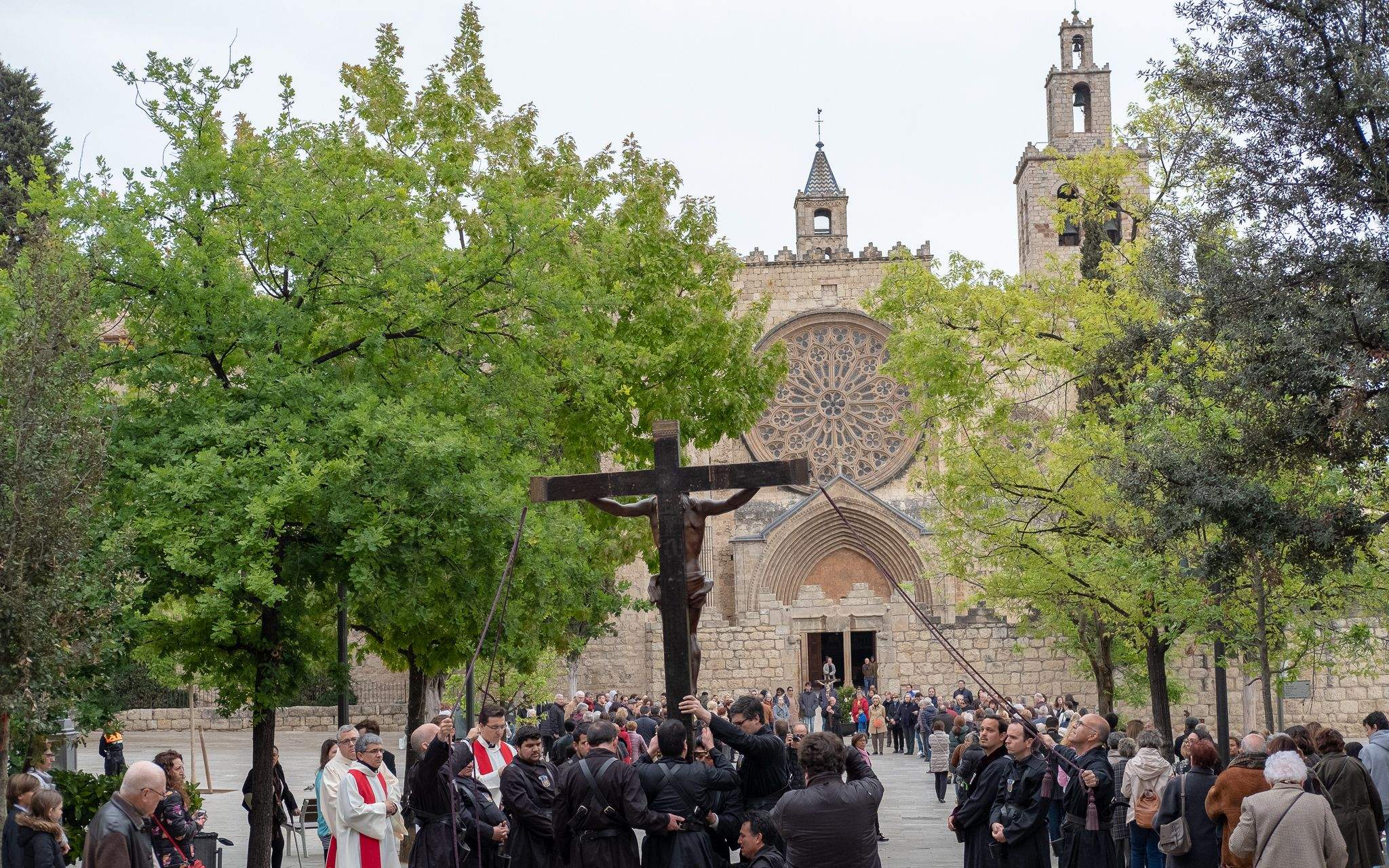 El Via Crucis ha desfilat pel centre de Sant Cugat. FOTO: Alex Gómez