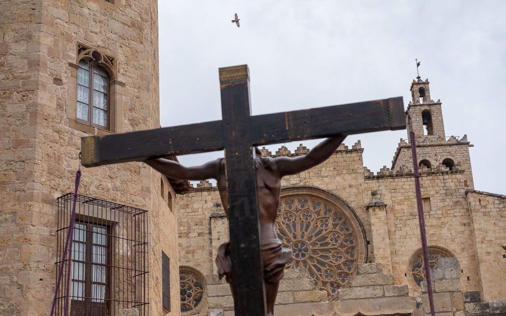 El Via Crucis ha desfilat pel centre de Sant Cugat. FOTO: Alex Gómez