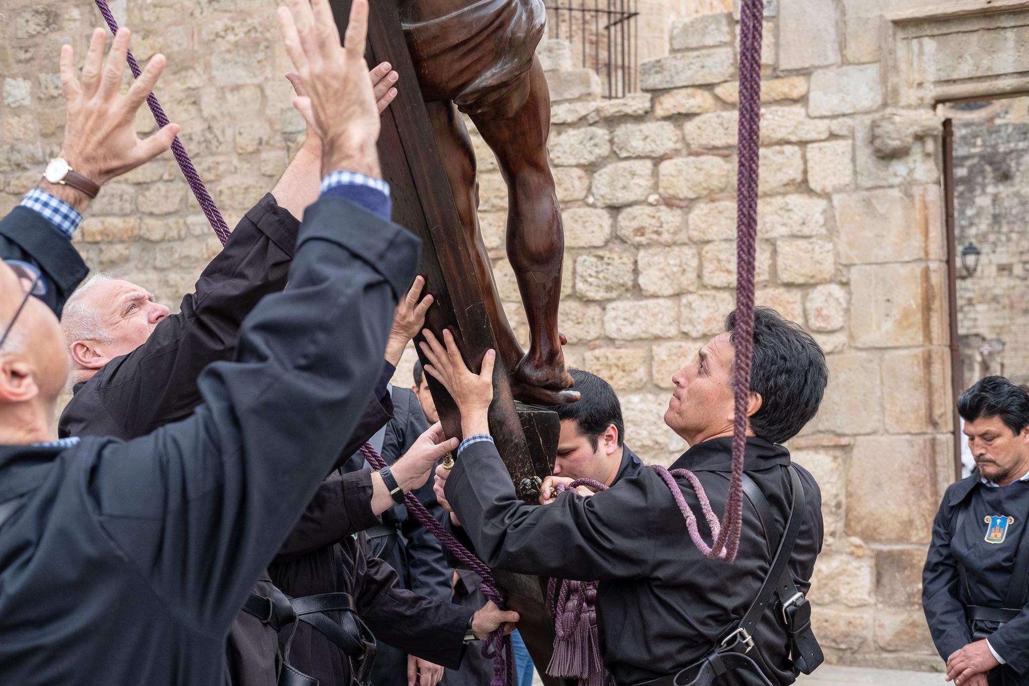 El Via Crucis ha desfilat pel centre de Sant Cugat. FOTO: Alex Gómez