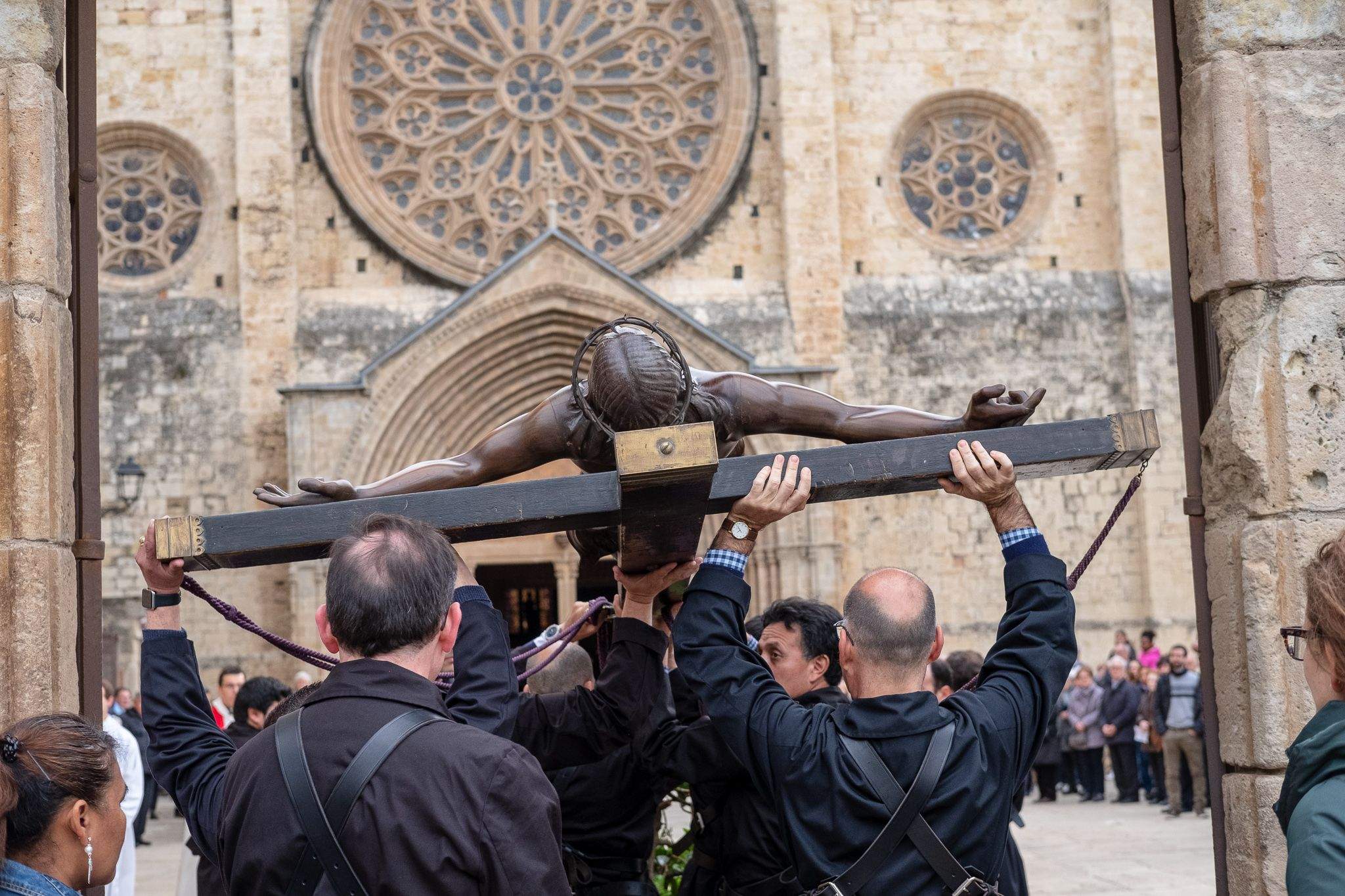 El Via Crucis ha desfilat pel centre de Sant Cugat. FOTO: Alex Gómez