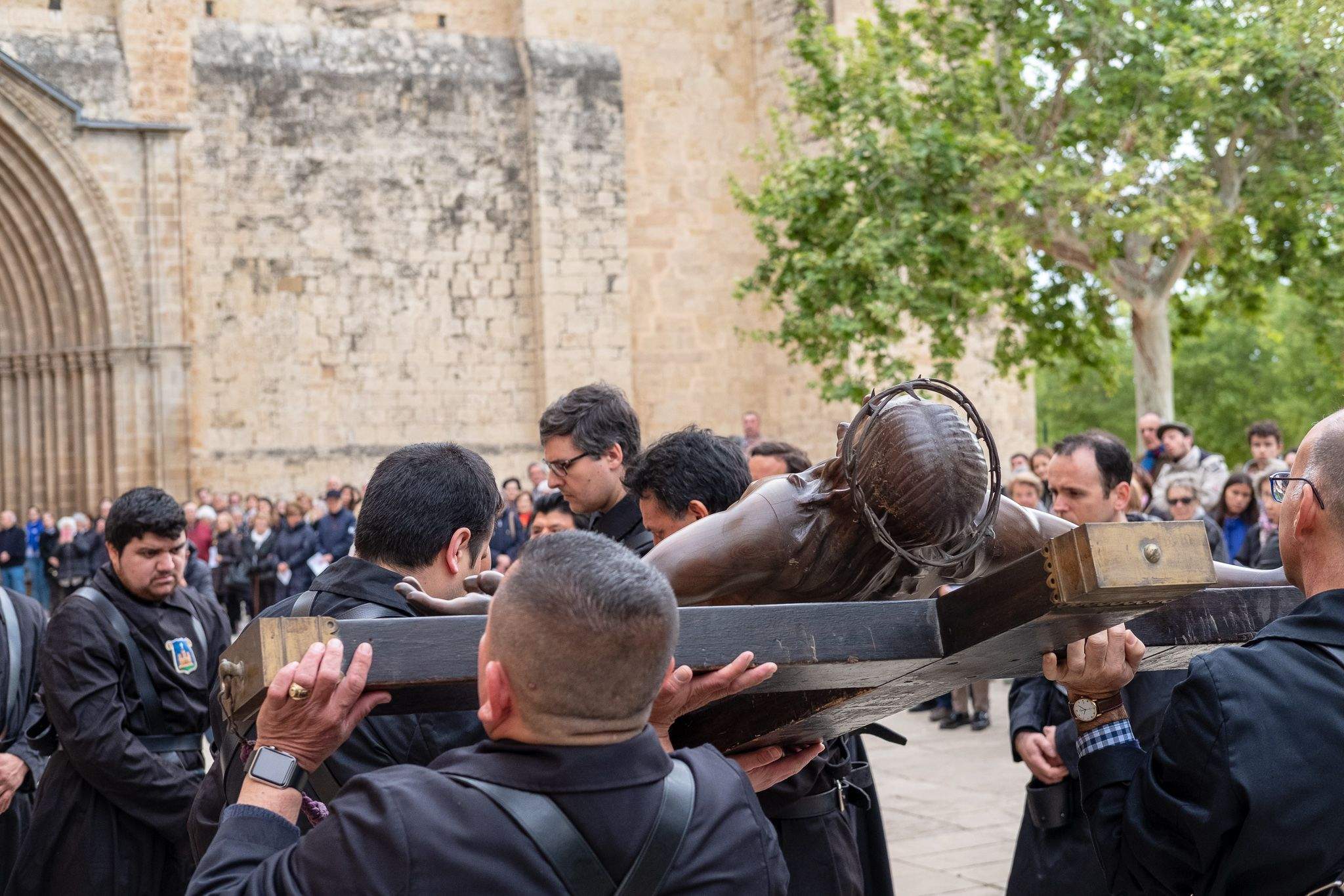 El Via Crucis ha desfilat pel centre de Sant Cugat. FOTO: Alex Gómez