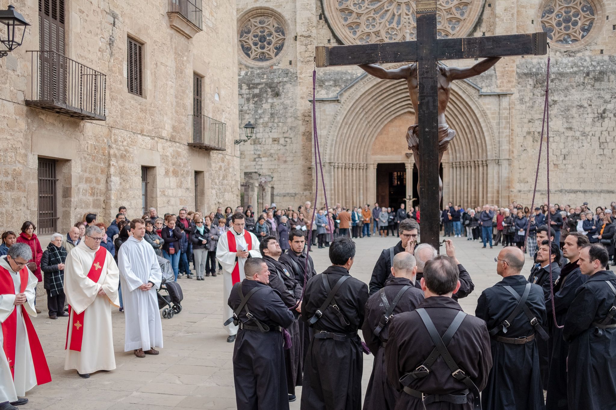 El Via Crucis ha desfilat pel centre de Sant Cugat. FOTO: Alex Gómez
