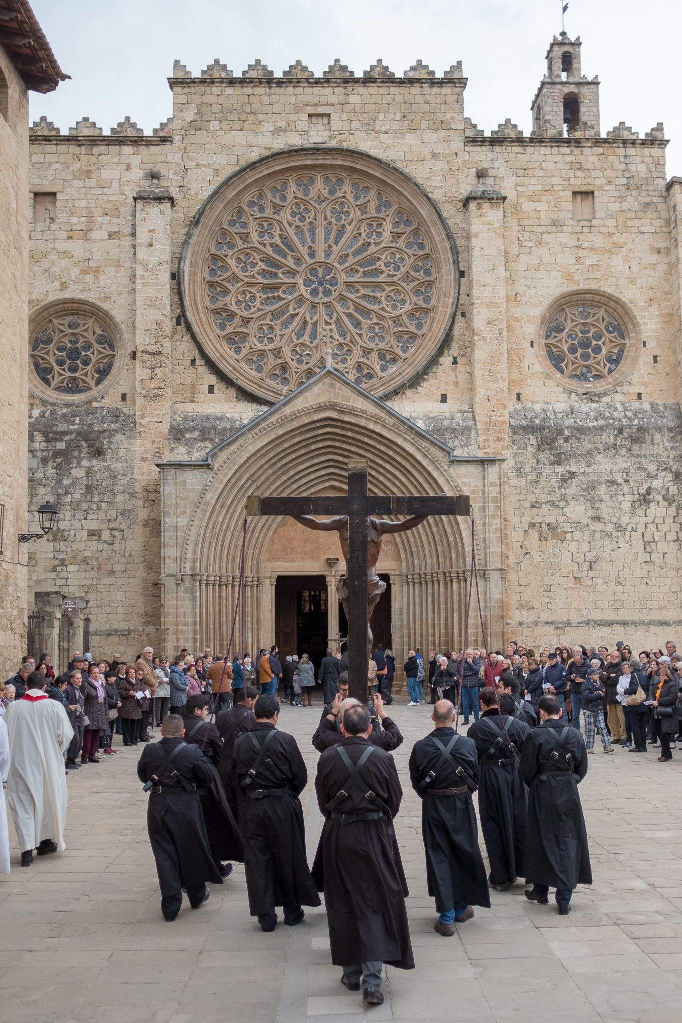 El Via Crucis ha desfilat pel centre de Sant Cugat. FOTO: Alex Gómez