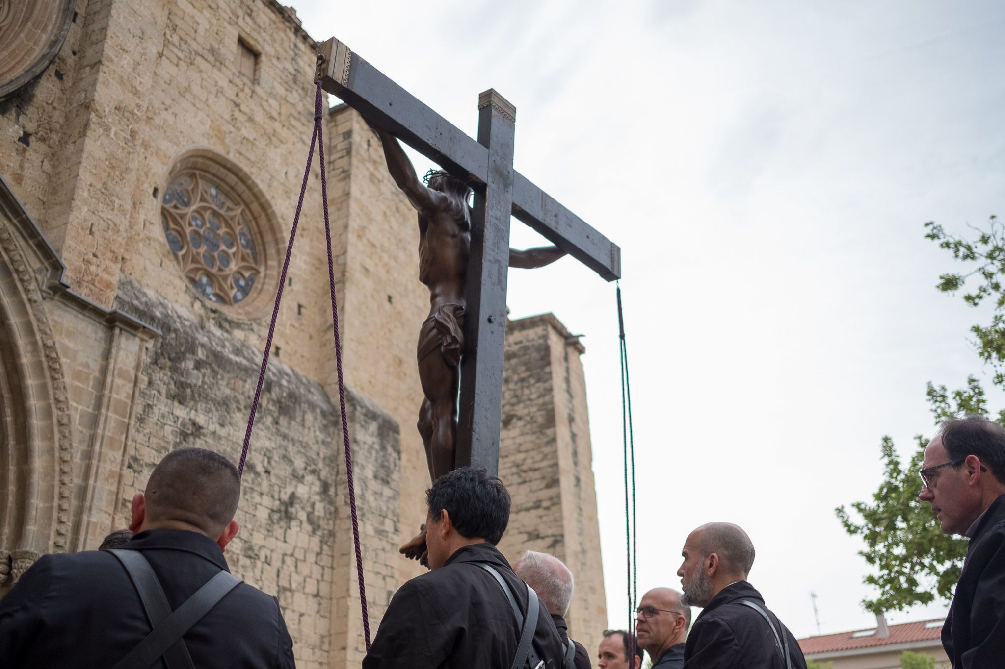 El Via Crucis ha desfilat pel centre de Sant Cugat. FOTO: Alex Gómez
