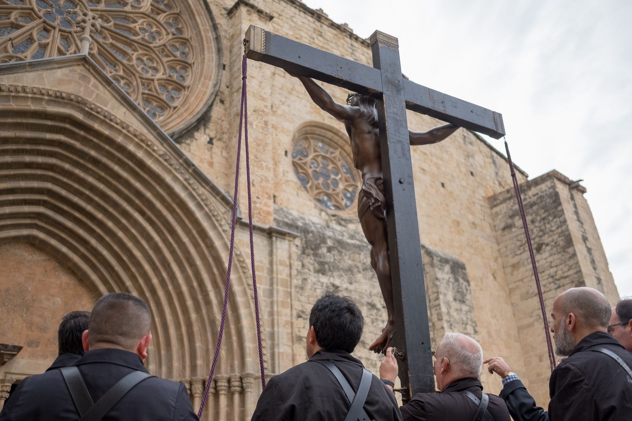 El Via Crucis ha desfilat pel centre de Sant Cugat. FOTO: Alex Gómez