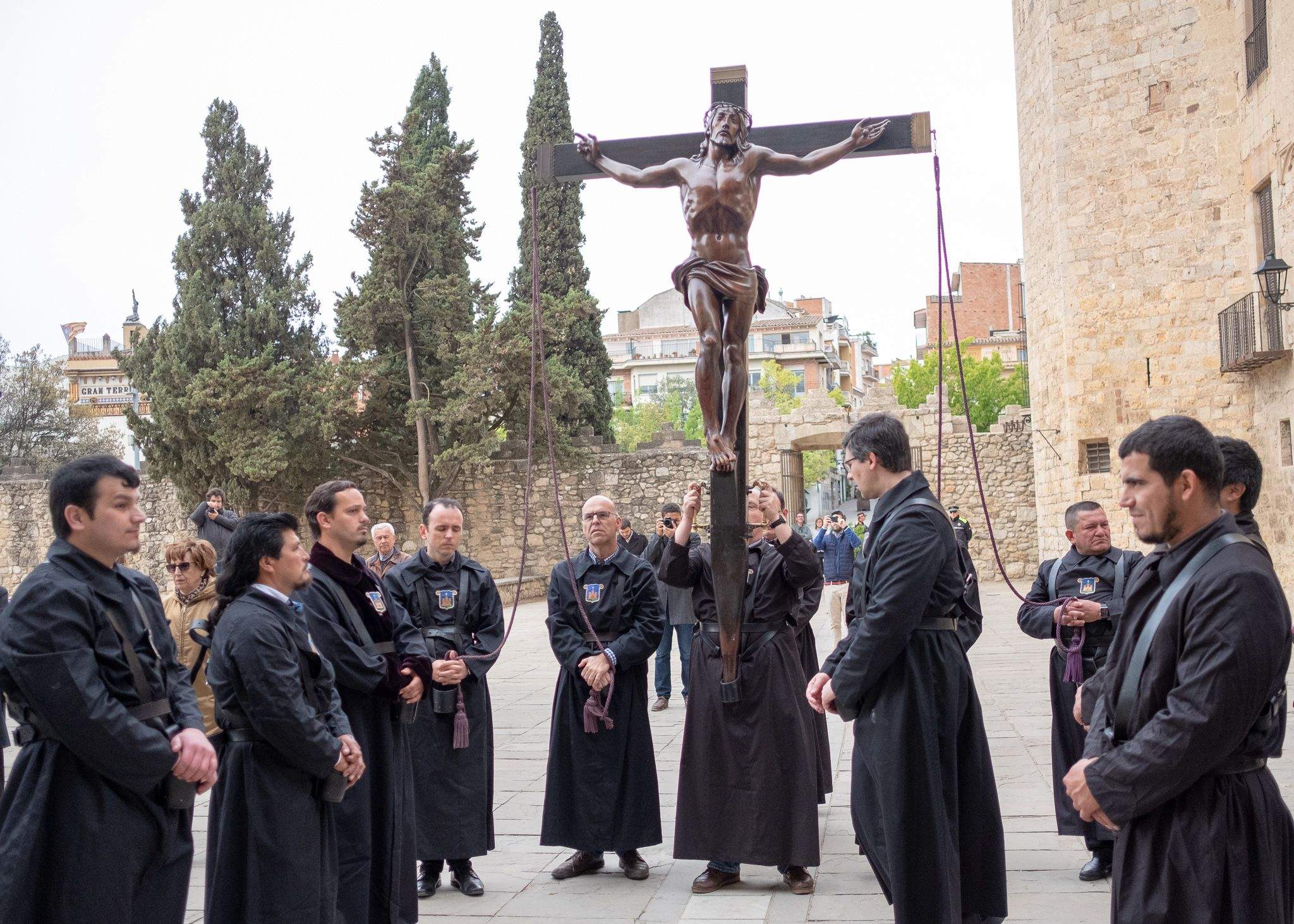 El Via Crucis ha desfilat pel centre de Sant Cugat. FOTO: Alex Gómez